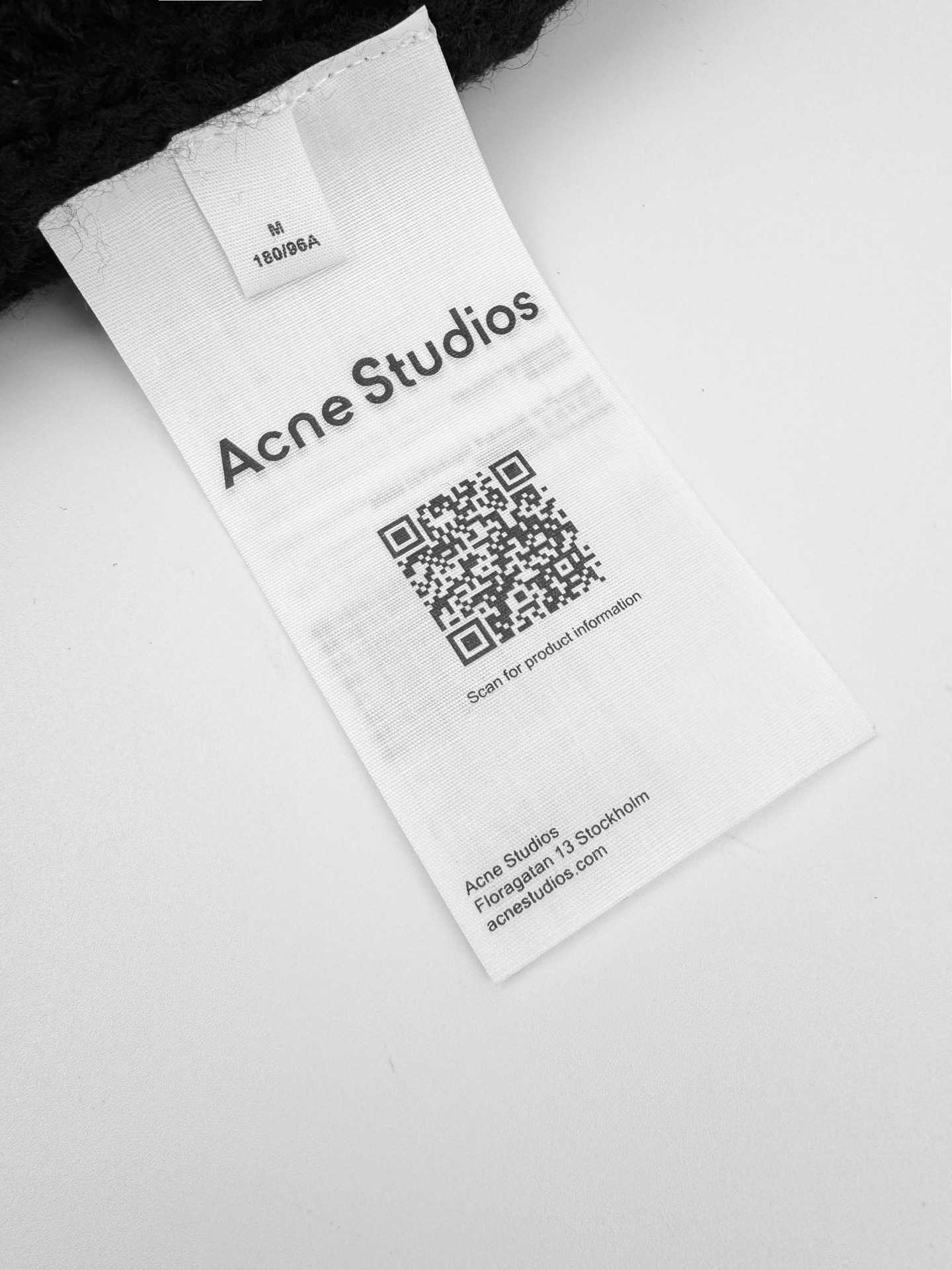 Acne Studios 刺绣拉链毛衣外套定织醇黑粗纺羊毛肌理料 质感十足 厚重扎实 每一寸纤维都蕴含着