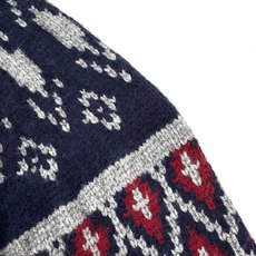 Loewe 满饰几何毛衣外套 定制雪绒棱格提花羊毛 质感十足 厚重扎实 每一寸纤维都蕴含着沉甸甸的暖意 藏蓝为底 红白为 Loewe 满饰几何毛衣外套 定制雪绒棱格提花羊毛 质感十足 厚重扎实 每一寸纤维都蕴含着沉甸甸的暖意 藏蓝为底 红白为