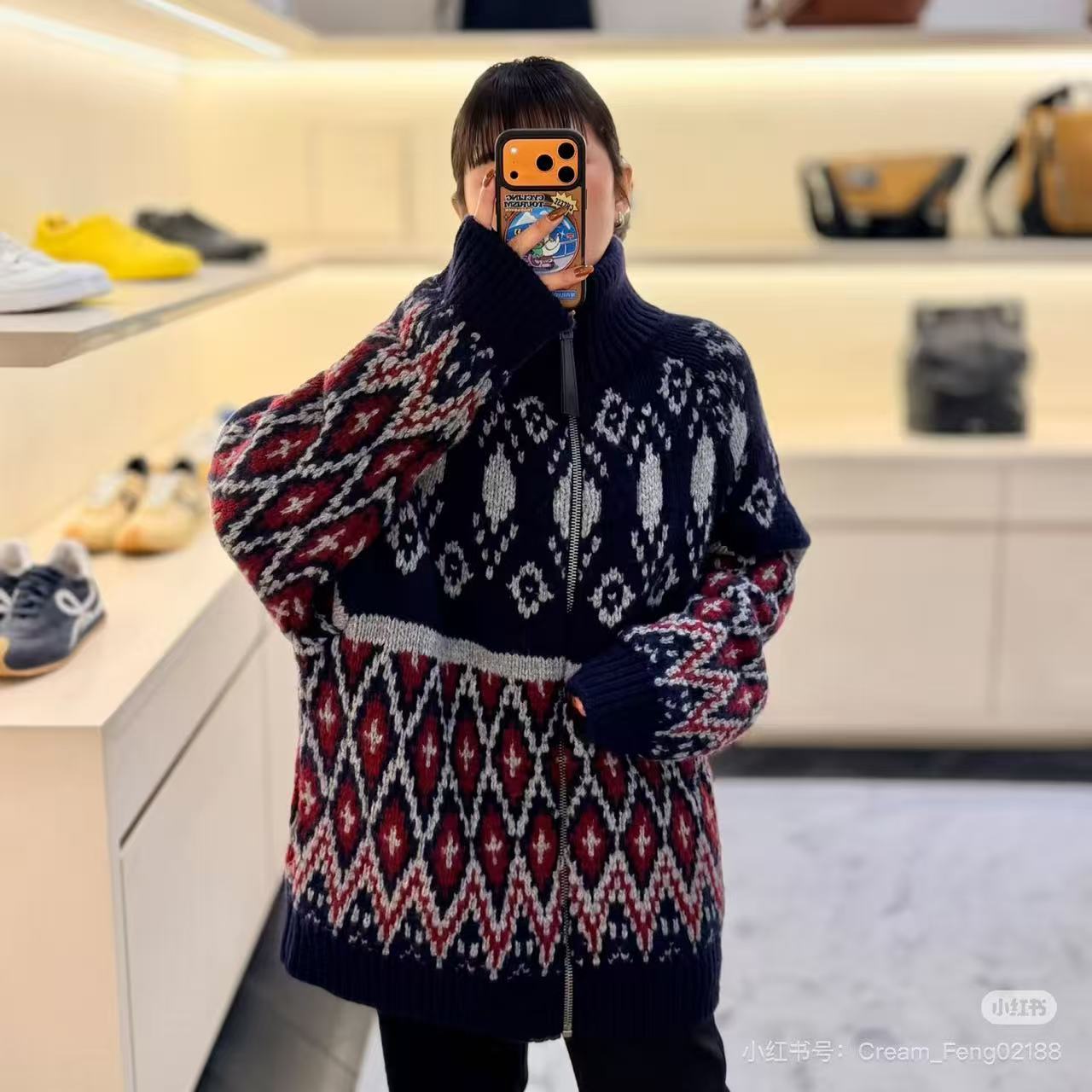 Loewe 满饰几何毛衣外套 定制雪绒棱格提花羊毛 质感十足 厚重扎实 每一寸纤维都蕴含着沉甸甸的暖意 藏蓝为底 红白为