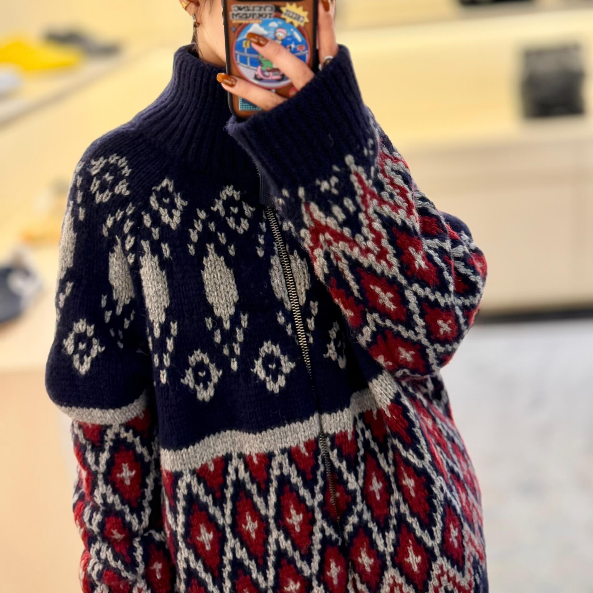 Loewe 满饰几何毛衣外套 定制雪绒棱格提花羊毛 质感十足 厚重扎实 每一寸纤维都蕴含着沉甸甸的暖意 藏蓝为底 红白为
