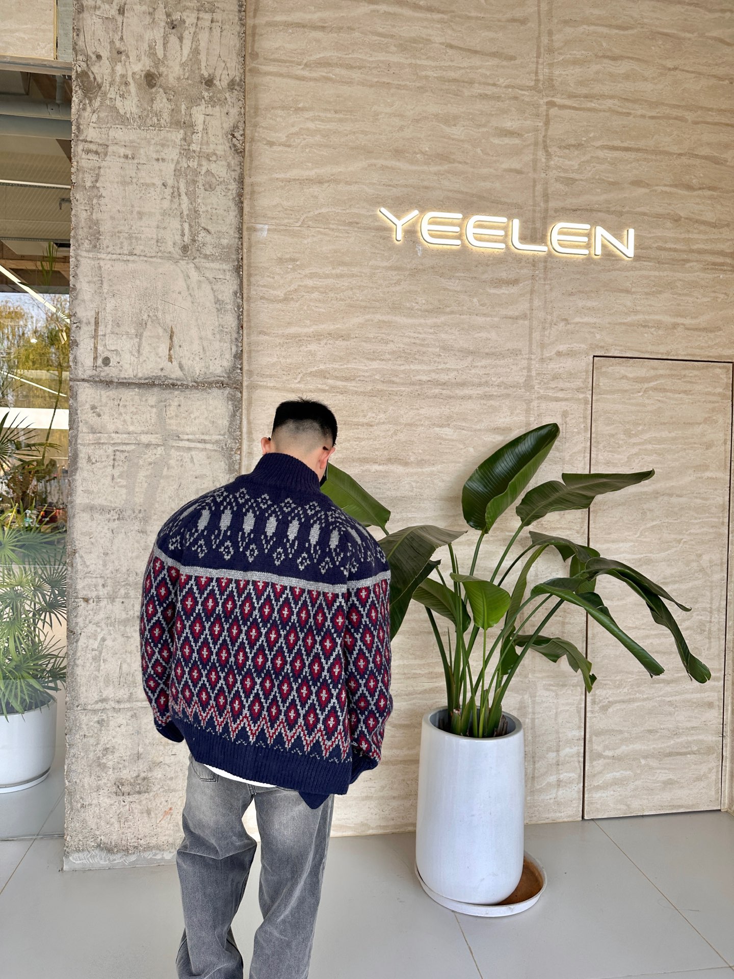 Loewe 满饰几何毛衣外套 定制雪绒棱格提花羊毛 质感十足 厚重扎实 每一寸纤维都蕴含着沉甸甸的暖意 藏蓝为底 红白为