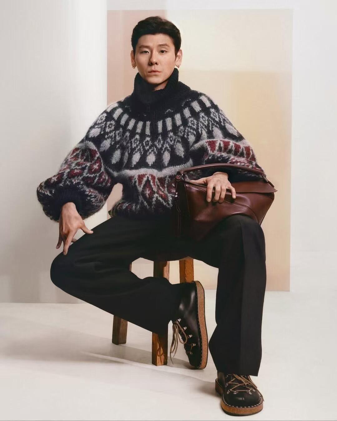 Loewe 满饰几何毛衣外套 定制雪绒棱格提花羊毛 质感十足 厚重扎实 每一寸纤维都蕴含着沉甸甸的暖意 藏蓝为底 红白为