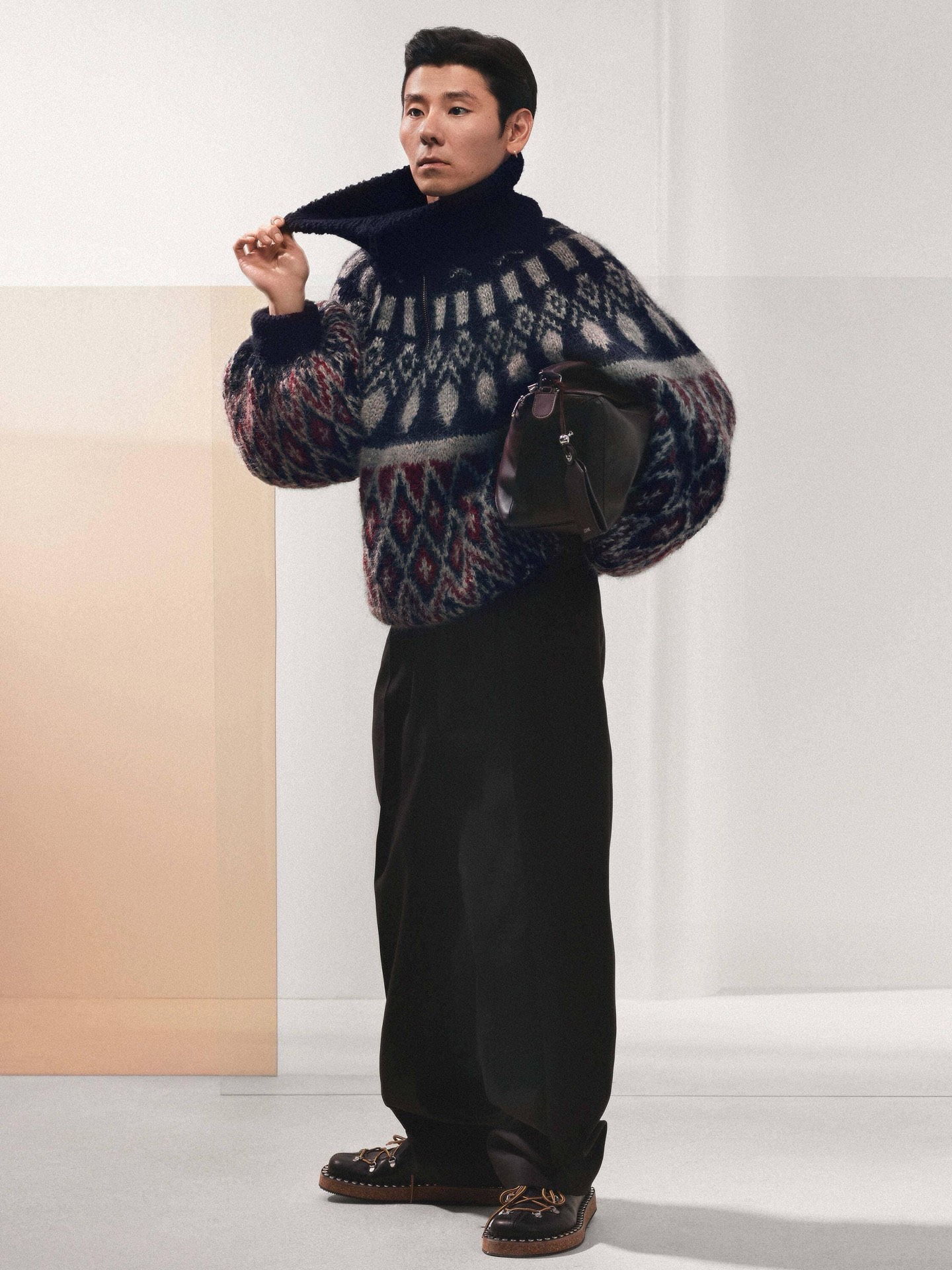 Loewe 满饰几何毛衣外套 定制雪绒棱格提花羊毛 质感十足 厚重扎实 每一寸纤维都蕴含着沉甸甸的暖意 藏蓝为底 红白为