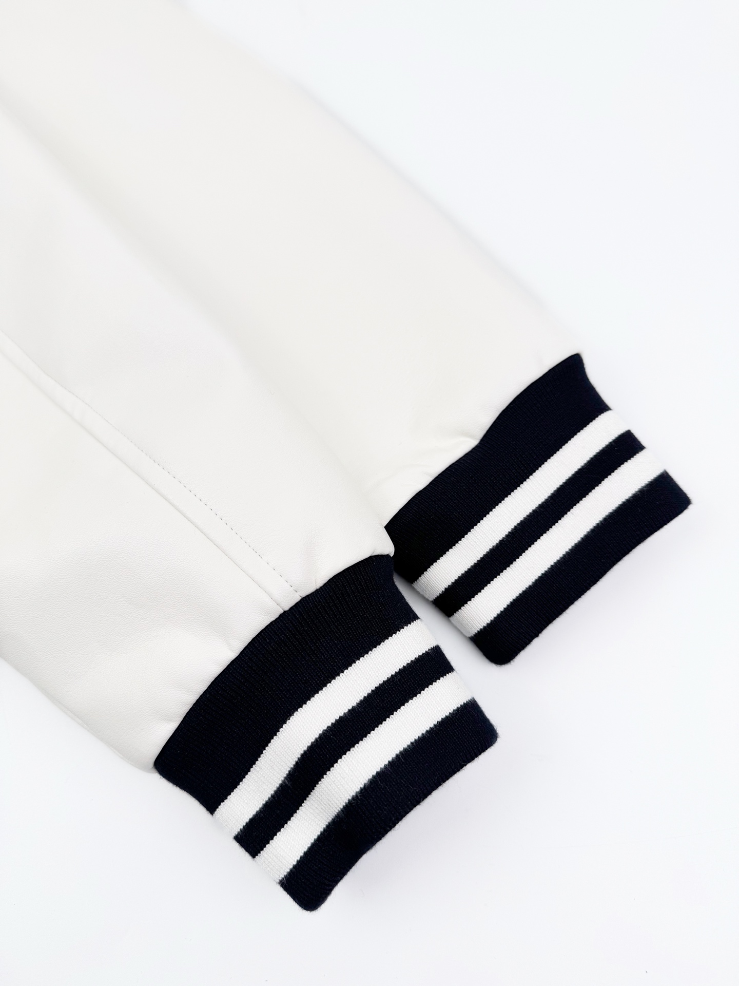 Celine Paris 字母章仔棒球服定制双重复合星絮绒 以及枢光韧影革 纹理自然 光泽自然 舒适贴肤