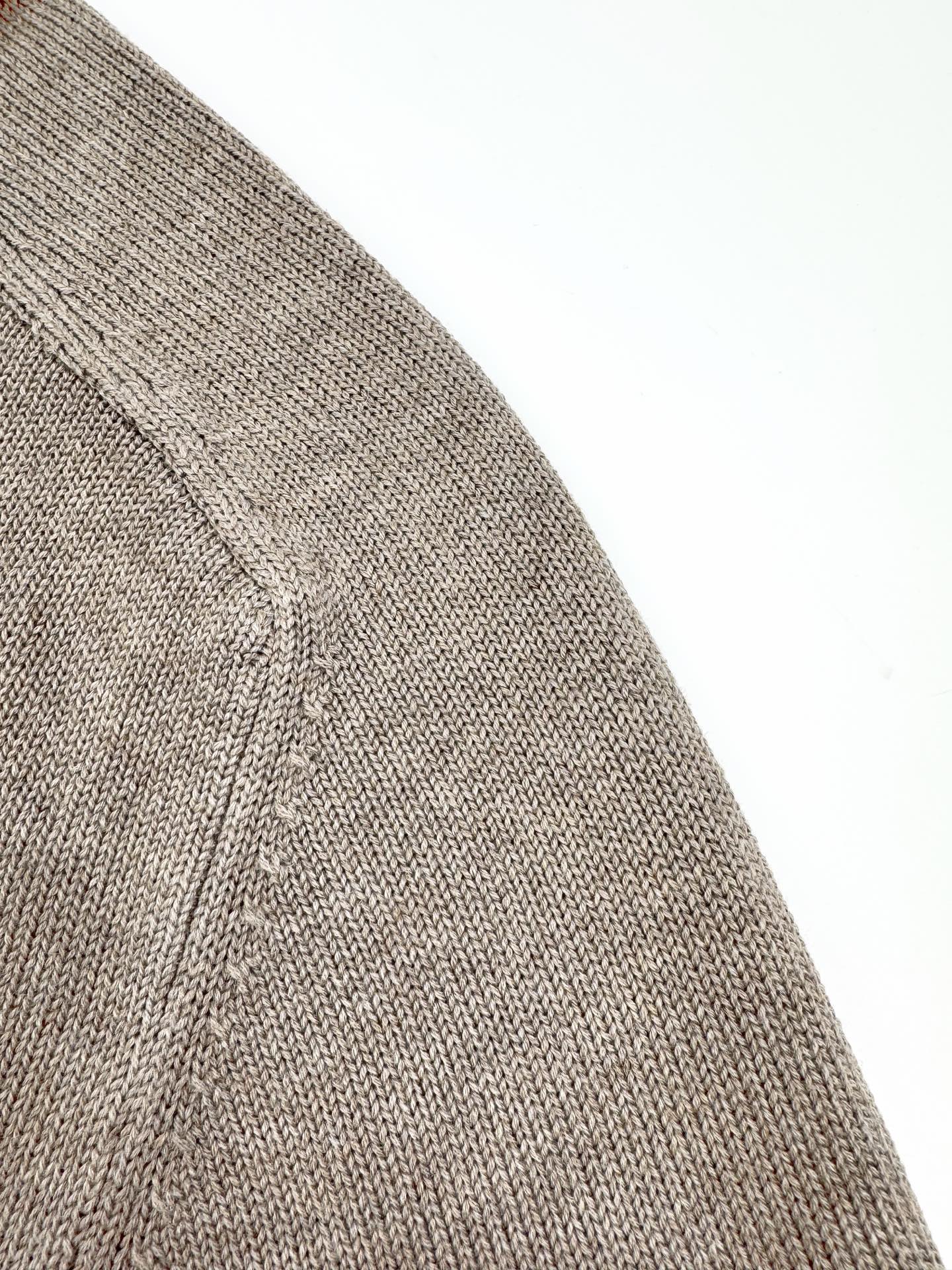 Bottega Veneta 编织皮革毛衣开衫定制赭金尊纤羊绒纱 色泽饱满 细腻柔软 让一抹燕麦米色成为