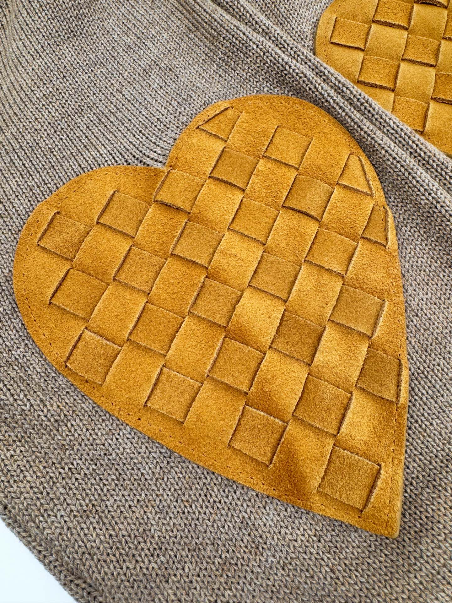 Bottega Veneta 编织皮革毛衣开衫定制赭金尊纤羊绒纱 色泽饱满 细腻柔软 让一抹燕麦米色成为