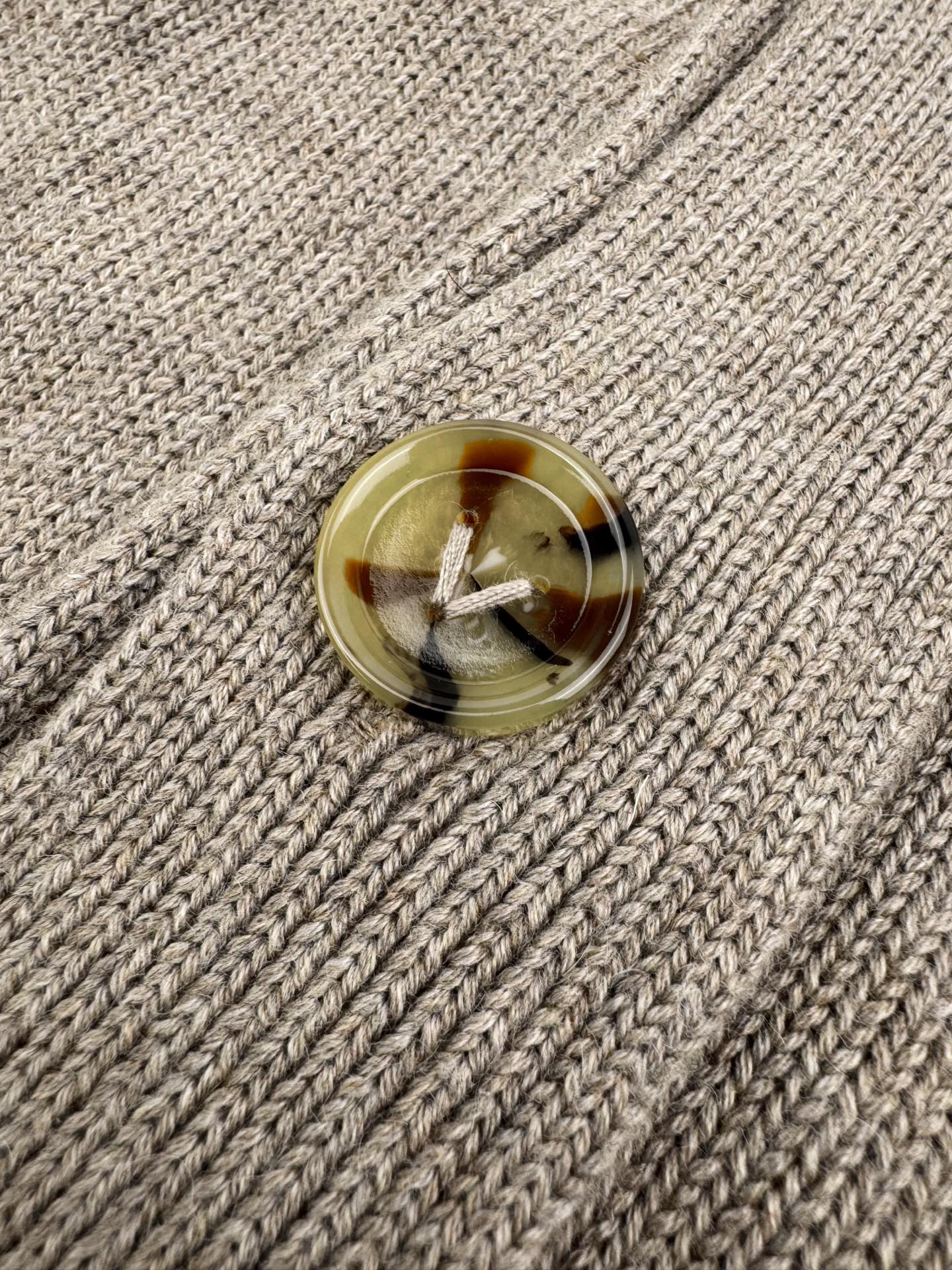 Bottega Veneta 编织皮革毛衣开衫定制赭金尊纤羊绒纱 色泽饱满 细腻柔软 让一抹燕麦米色成为