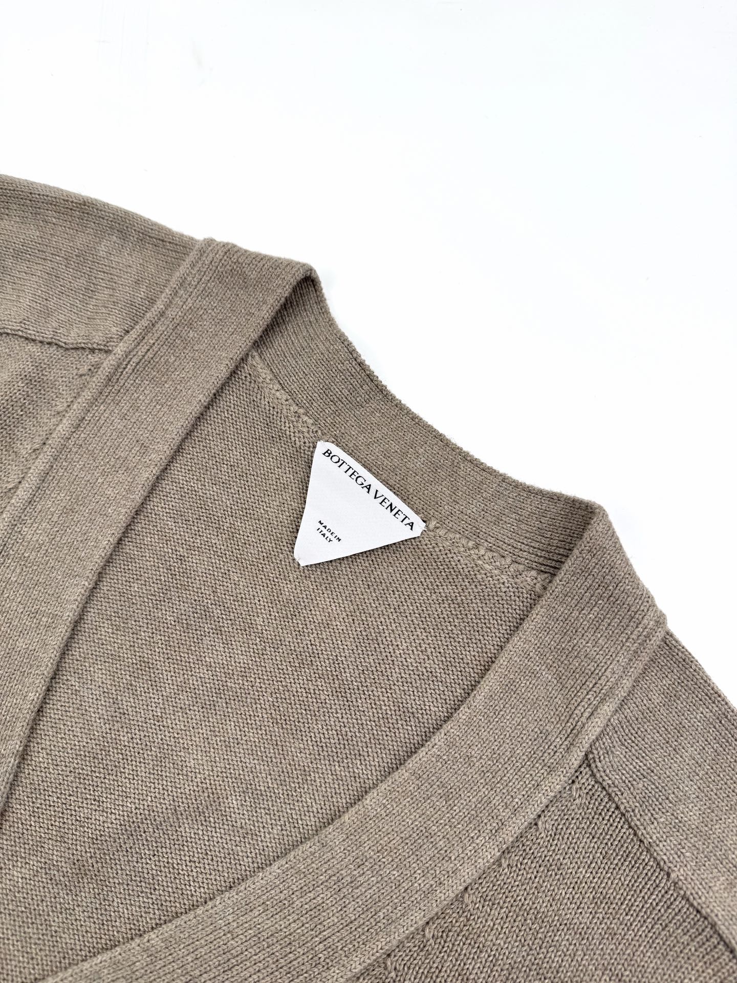 Bottega Veneta 编织皮革毛衣开衫定制赭金尊纤羊绒纱 色泽饱满 细腻柔软 让一抹燕麦米色成为