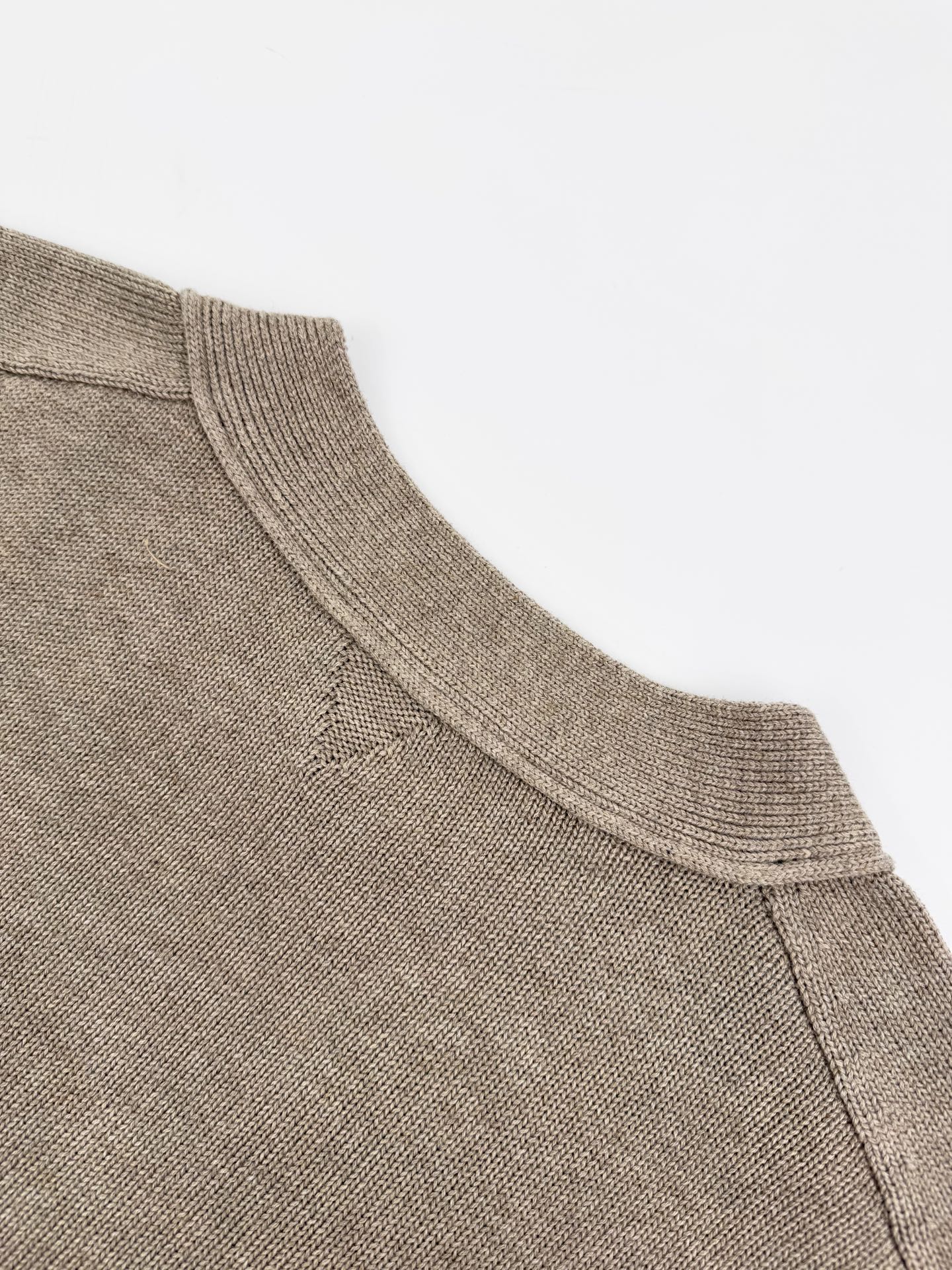 Bottega Veneta 编织皮革毛衣开衫定制赭金尊纤羊绒纱 色泽饱满 细腻柔软 让一抹燕麦米色成为