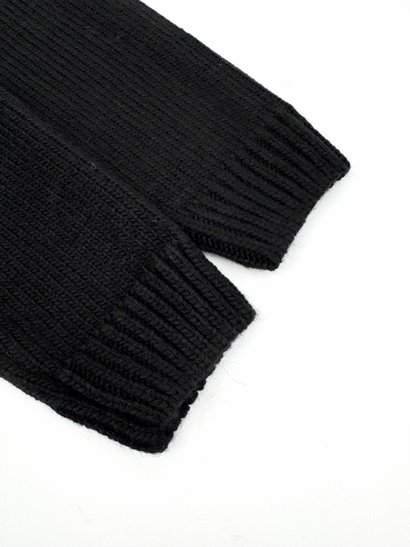 LOUIS VUITTON 字母镂空钩针毛衣定织云绒绵羊毛 质感卓越 舒适贴肤 经典黑色调散发与生俱来的