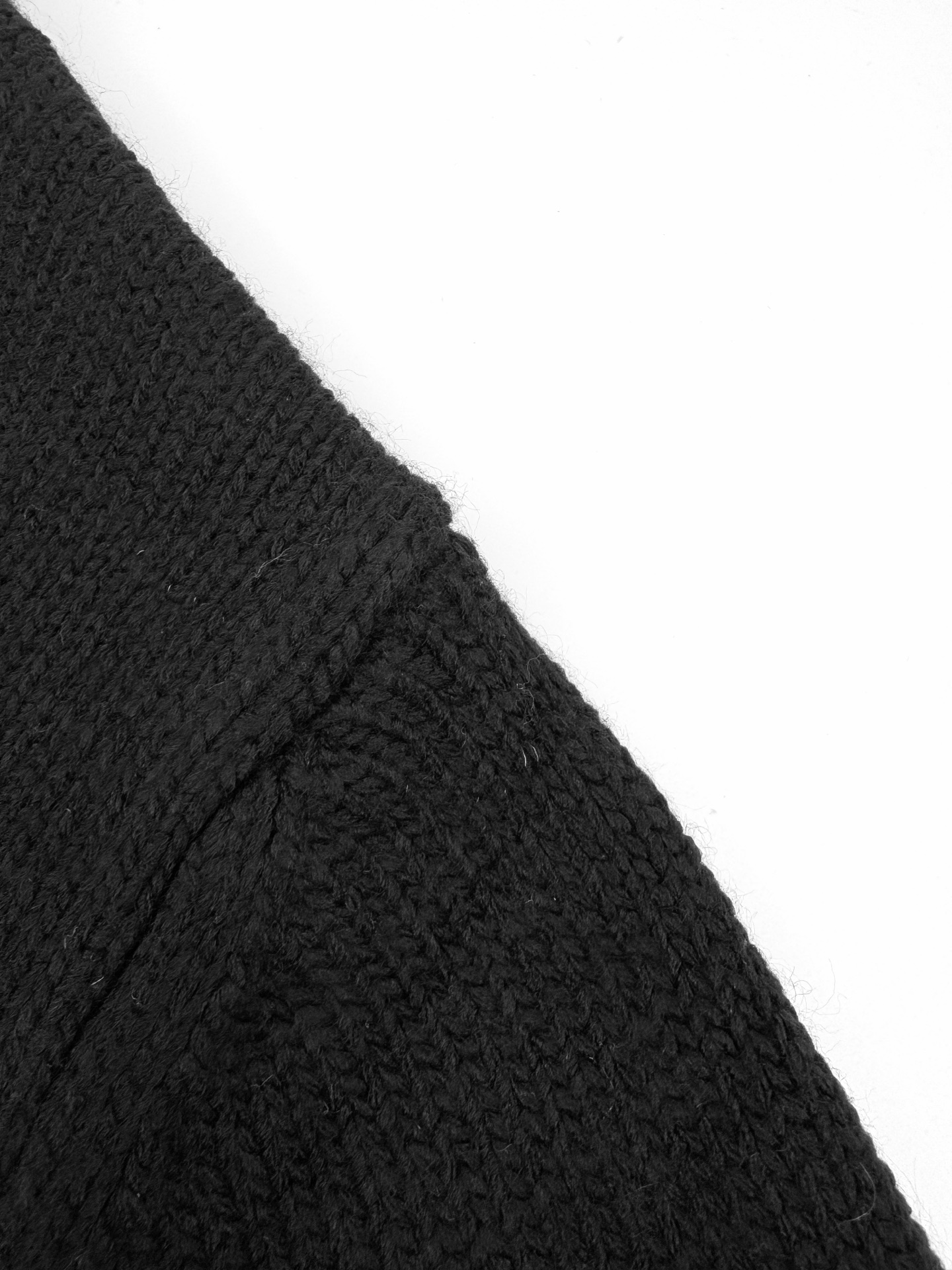 LOUIS VUITTON 字母镂空钩针毛衣定织云绒绵羊毛 质感卓越 舒适贴肤 经典黑色调散发与生俱来的