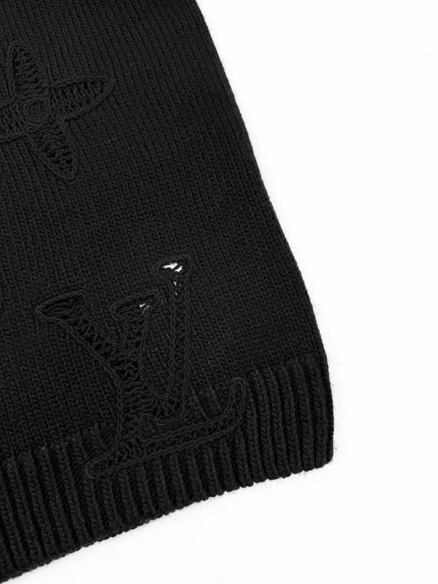 LOUIS VUITTON 字母镂空钩针毛衣定织云绒绵羊毛 质感卓越 舒适贴肤 经典黑色调散发与生俱来的