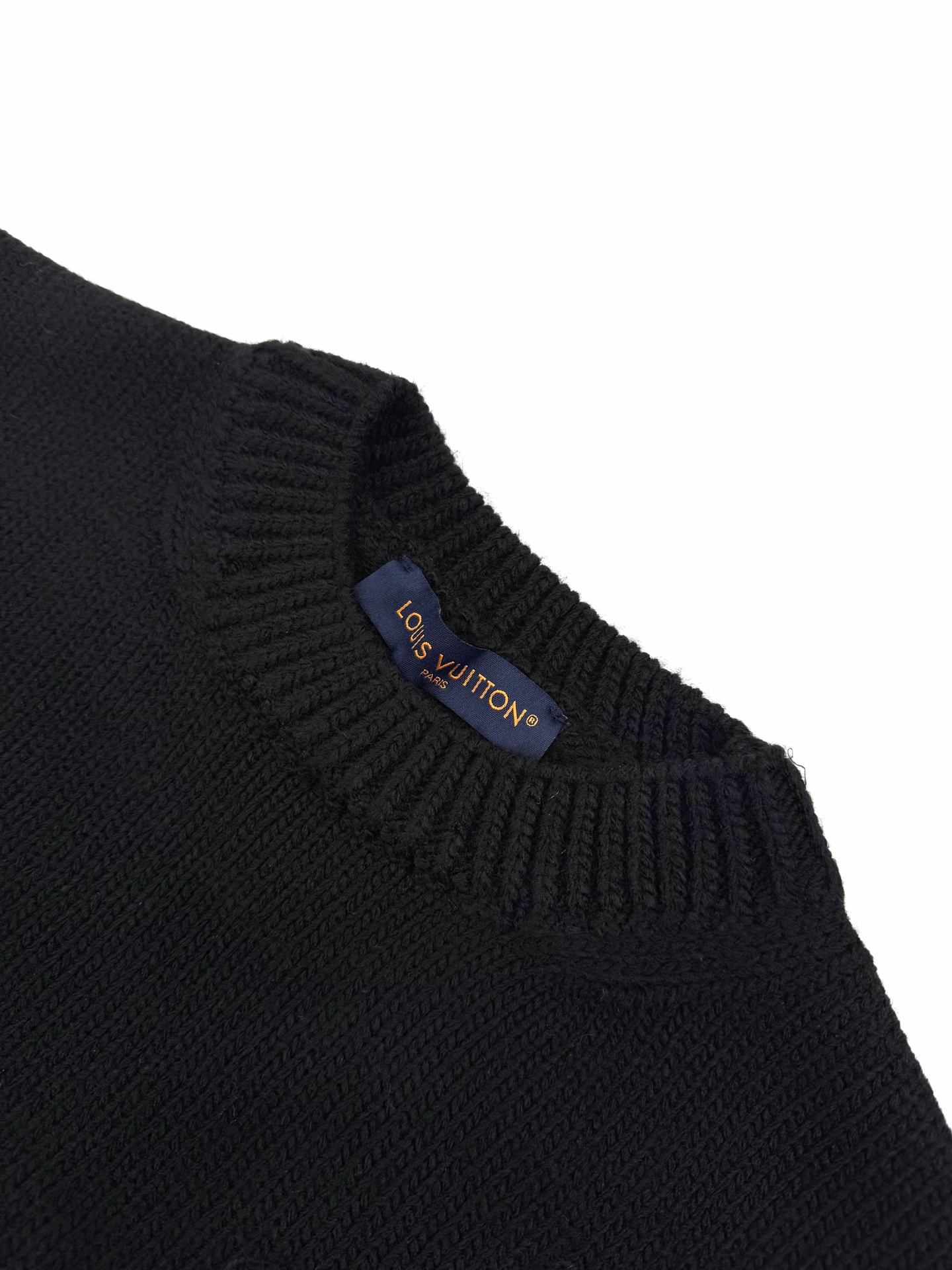 LOUIS VUITTON 字母镂空钩针毛衣定织云绒绵羊毛 质感卓越 舒适贴肤 经典黑色调散发与生俱来的