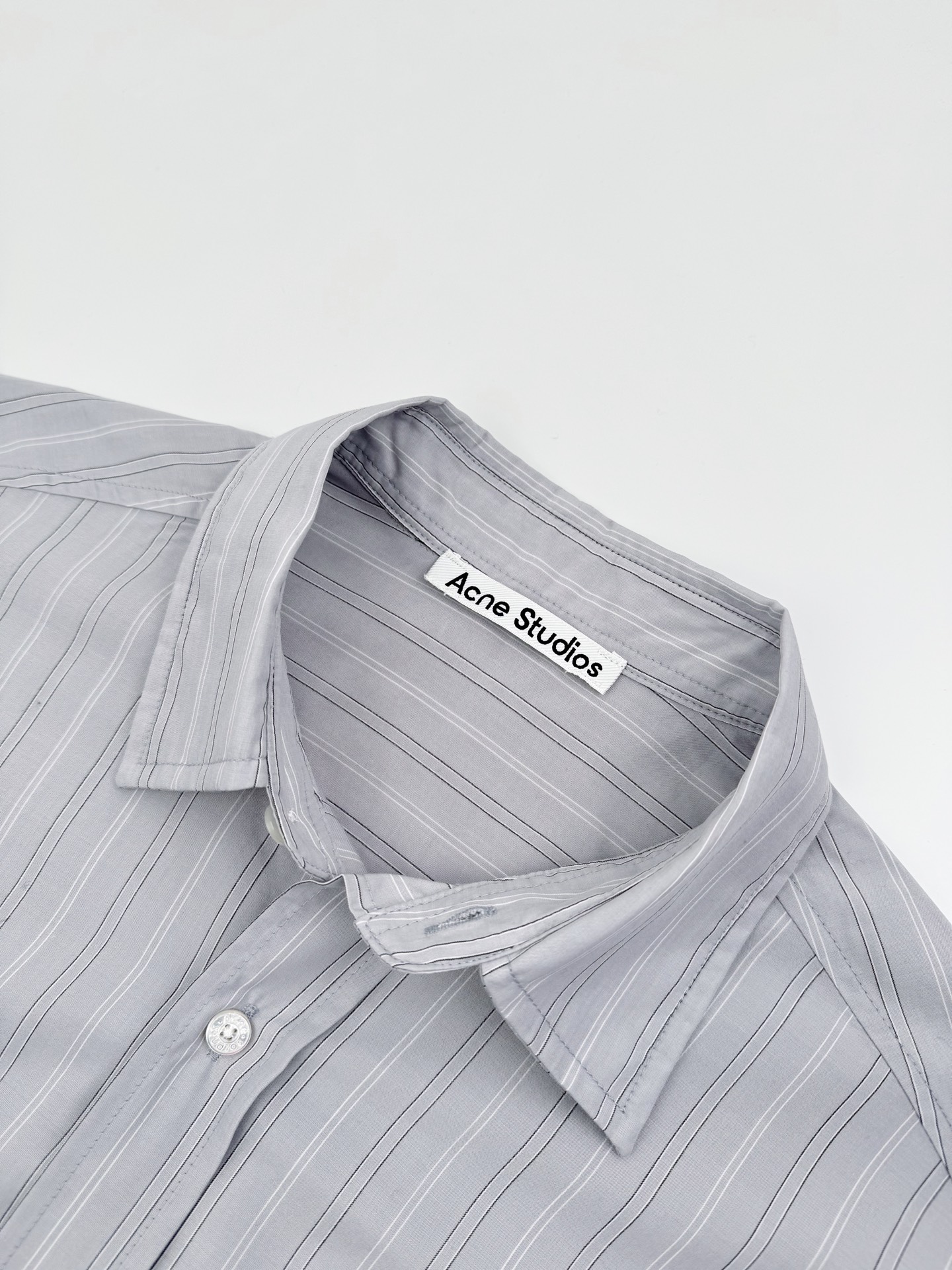 Acne Studios 标签条纹纽扣衬衫定制色织提花条纹府绸 质感卓越 精致优雅 以高级雾纱灰蓝为主色