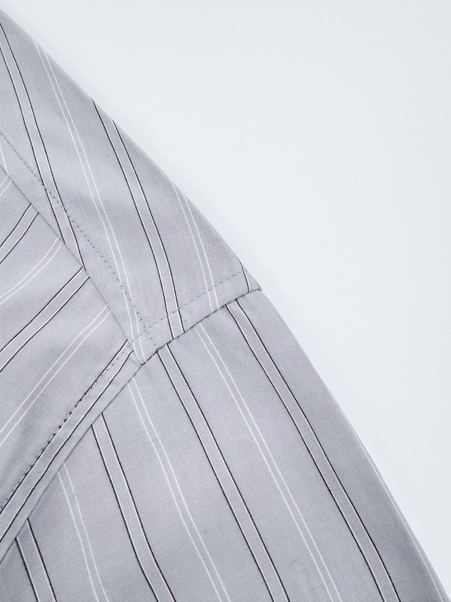 Acne Studios 标签条纹纽扣衬衫定制色织提花条纹府绸 质感卓越 精致优雅 以高级雾纱灰蓝为主色