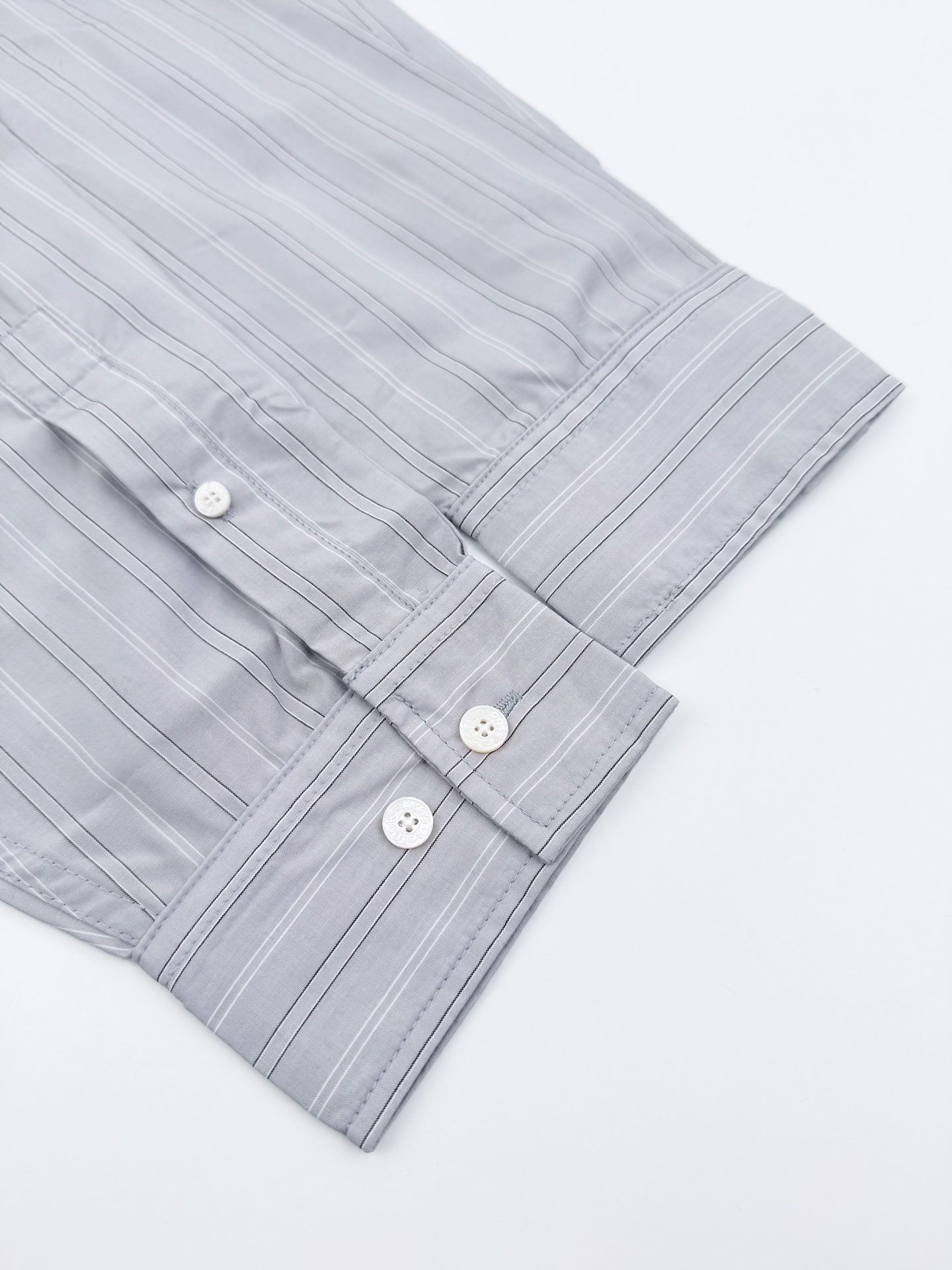 Acne Studios 标签条纹纽扣衬衫定制色织提花条纹府绸 质感卓越 精致优雅 以高级雾纱灰蓝为主色