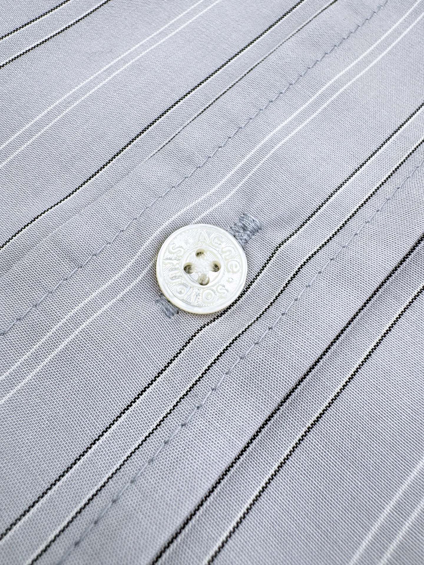 Acne Studios 标签条纹纽扣衬衫定制色织提花条纹府绸 质感卓越 精致优雅 以高级雾纱灰蓝为主色