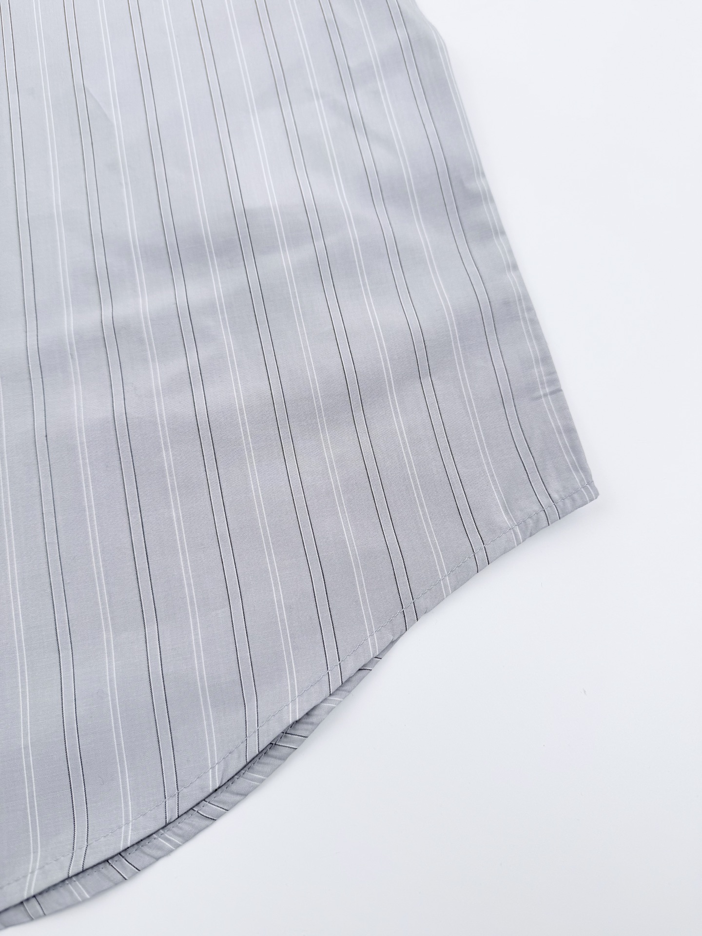 Acne Studios 标签条纹纽扣衬衫定制色织提花条纹府绸 质感卓越 精致优雅 以高级雾纱灰蓝为主色