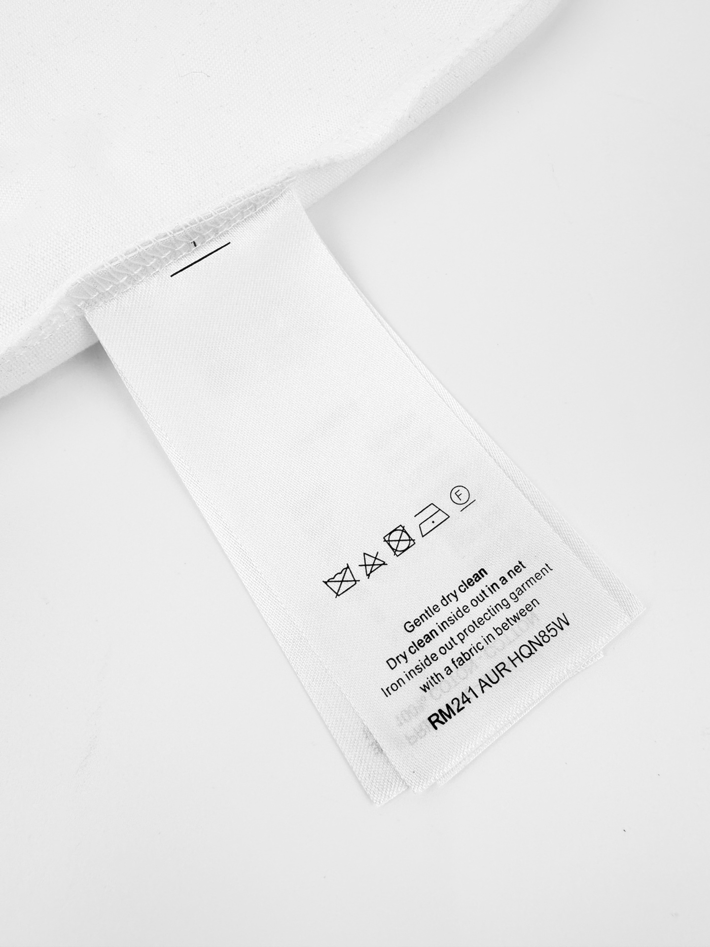 Louis Vuitton 定制云絮精梳棉 细腻柔软 舒适贴肤 象牙白底色凝练高级 于克制中流露温润呼吸感 胸前Louis Vuitton花体标识 以同色立体刺绣镌刻 如浮雕般暗藏奢意 隐于极简 显于细节 让极简白T成为无需喧哗的身份宣言