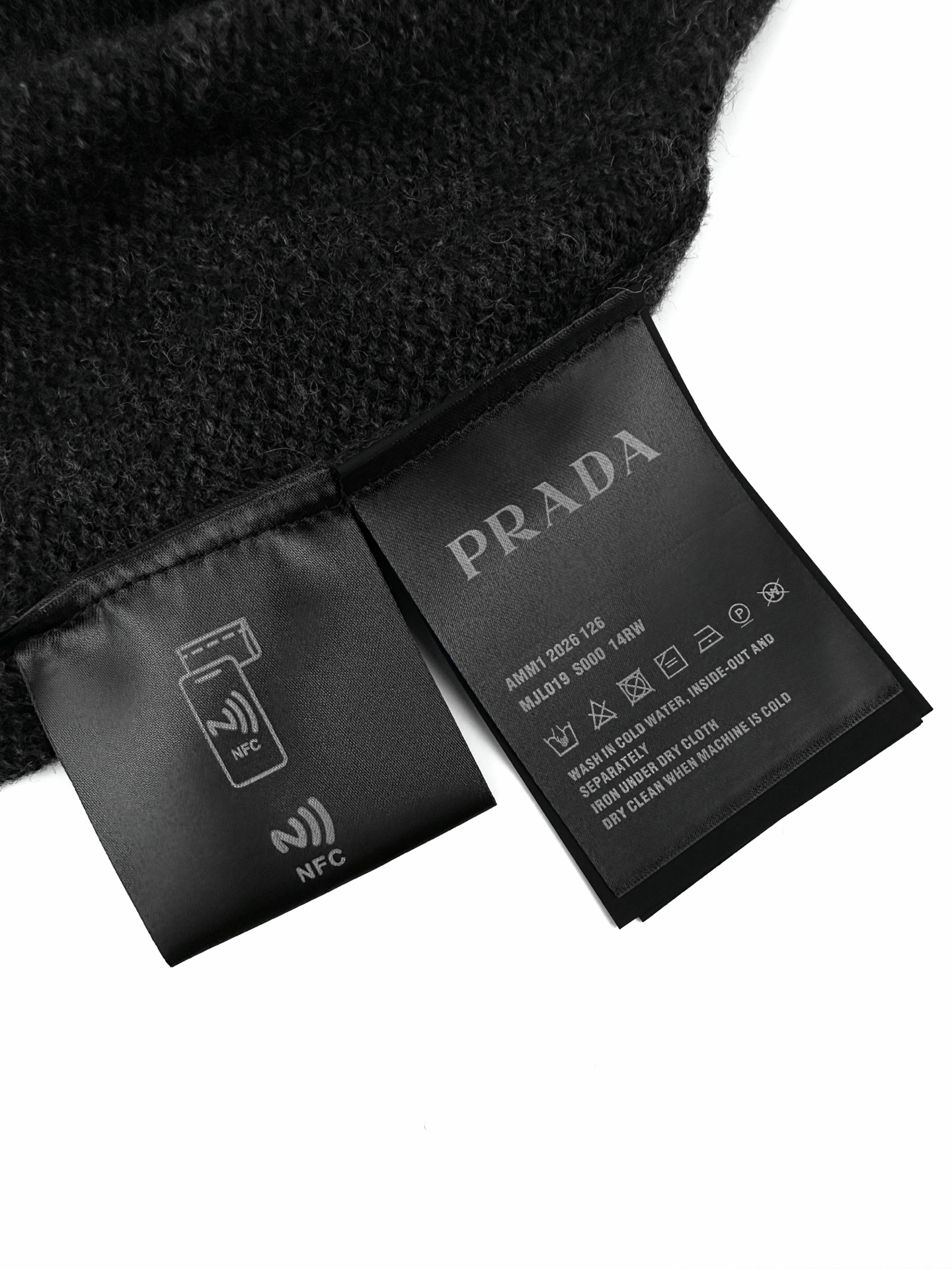 Prada 通过匠人手工操控定制化专用编织机 人机协同的编织逻辑 实时调整纱线张力 控制织针起落