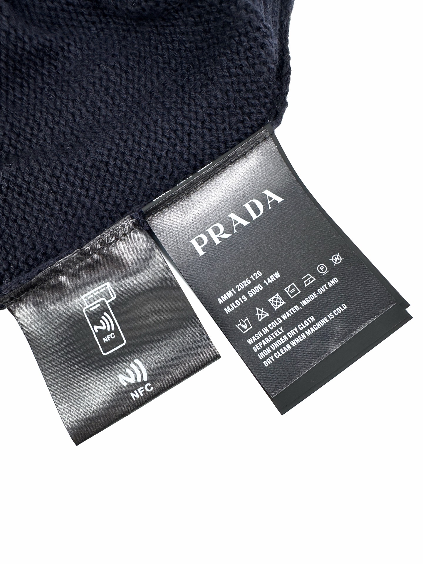 Prada 通过匠人手工操控定制化专用编织机 人机协同的编织逻辑 实时调整纱线张力 控制织针起落