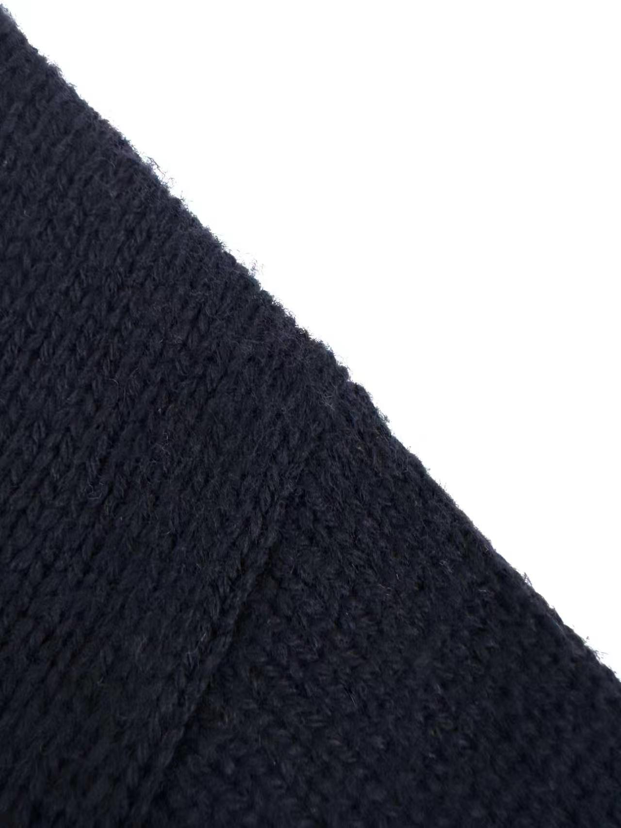 Prada 通过匠人手工操控定制化专用编织机 人机协同的编织逻辑 实时调整纱线张力 控制织针起落