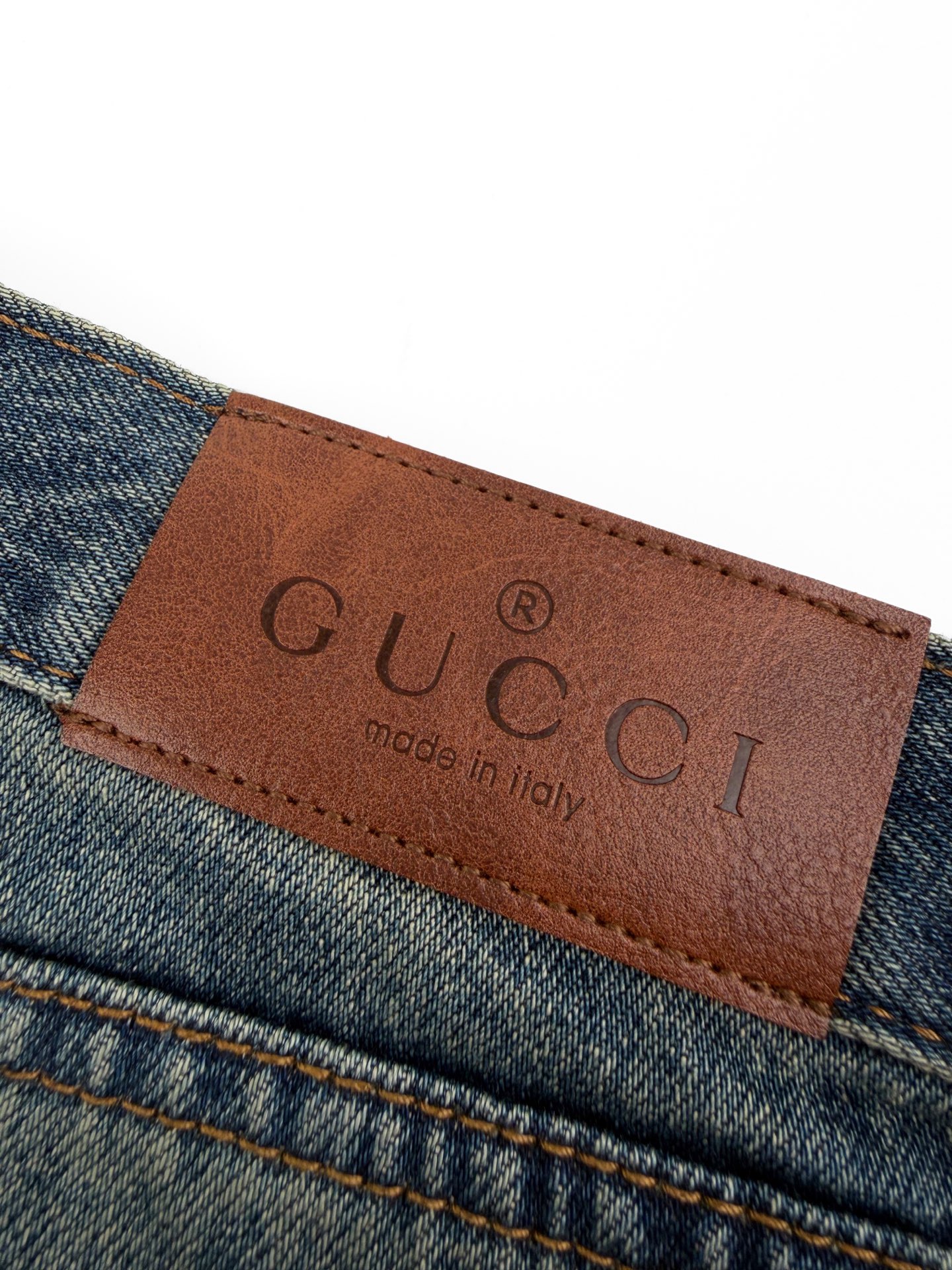 Gucci 定制岁月磨洗牛仔布 质感十足亲肤透气 以做旧烟蓝为底色 藏着不张扬的奢意 袋口马衔扣轻缀 是镌刻贵族基因的沉默注脚 辨识度十足 后腰Gucci made in Italy压印皮革 凝萃百年奢品的匠造之心 以简约为纲 马衔扣为韵 借鲜明个性与美学态度 彰显不随流俗的格调与态度