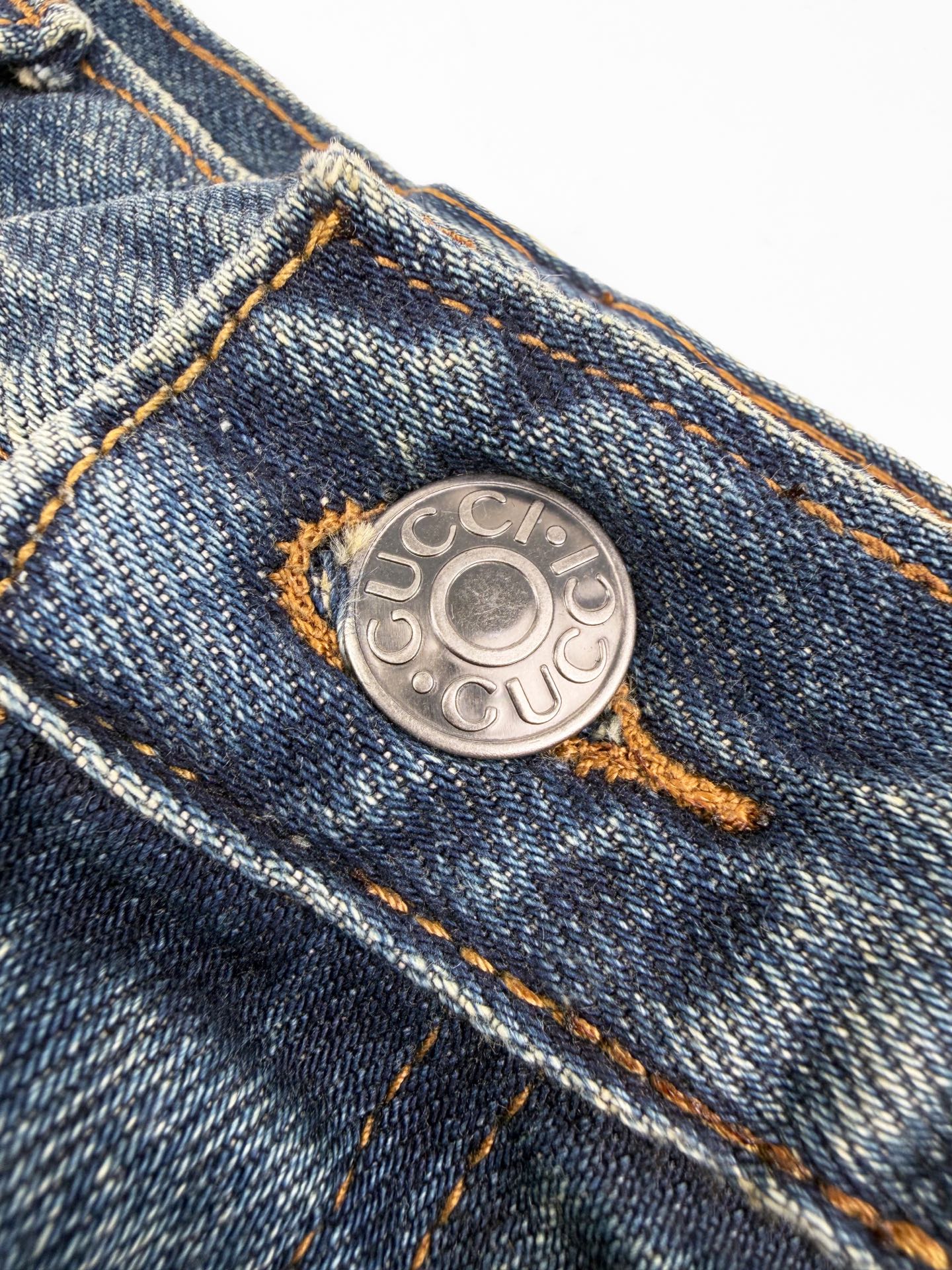 Gucci 定制岁月磨洗牛仔布 质感十足亲肤透气 以做旧烟蓝为底色 藏着不张扬的奢意 袋口马衔扣轻缀 是镌刻贵族基因的沉默注脚 辨识度十足 后腰Gucci made in Italy压印皮革 凝萃百年奢品的匠造之心 以简约为纲 马衔扣为韵 借鲜明个性与美学态度 彰显不随流俗的格调与态度