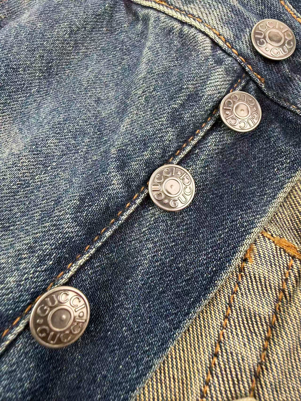 Gucci 定制岁月磨洗牛仔布 质感十足亲肤透气 以做旧烟蓝为底色 藏着不张扬的奢意 袋口马衔扣轻缀 是镌刻贵族基因的沉默注脚 辨识度十足 后腰Gucci made in Italy压印皮革 凝萃百年奢品的匠造之心 以简约为纲 马衔扣为韵 借鲜明个性与美学态度 彰显不随流俗的格调与态度