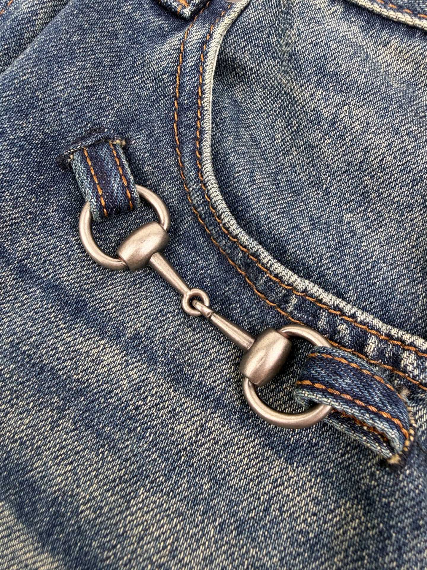 Gucci 定制岁月磨洗牛仔布 质感十足亲肤透气 以做旧烟蓝为底色 藏着不张扬的奢意 袋口马衔扣轻缀 是镌刻贵族基因的沉默注脚 辨识度十足 后腰Gucci made in Italy压印皮革 凝萃百年奢品的匠造之心 以简约为纲 马衔扣为韵 借鲜明个性与美学态度 彰显不随流俗的格调与态度