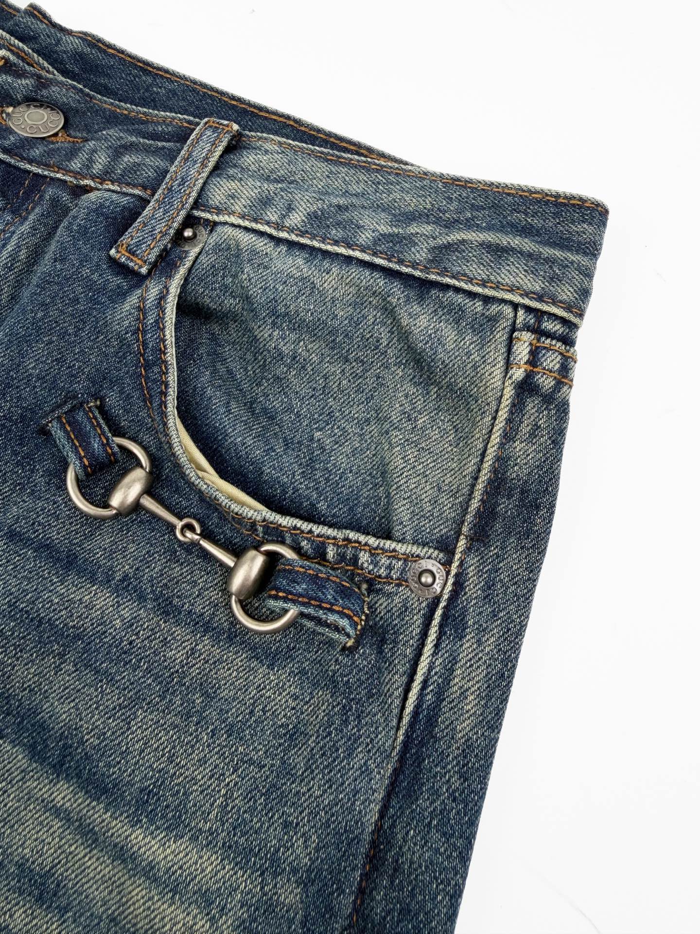 Gucci 定制岁月磨洗牛仔布 质感十足亲肤透气 以做旧烟蓝为底色 藏着不张扬的奢意 袋口马衔扣轻缀 是镌刻贵族基因的沉默注脚 辨识度十足 后腰Gucci made in Italy压印皮革 凝萃百年奢品的匠造之心 以简约为纲 马衔扣为韵 借鲜明个性与美学态度 彰显不随流俗的格调与态度