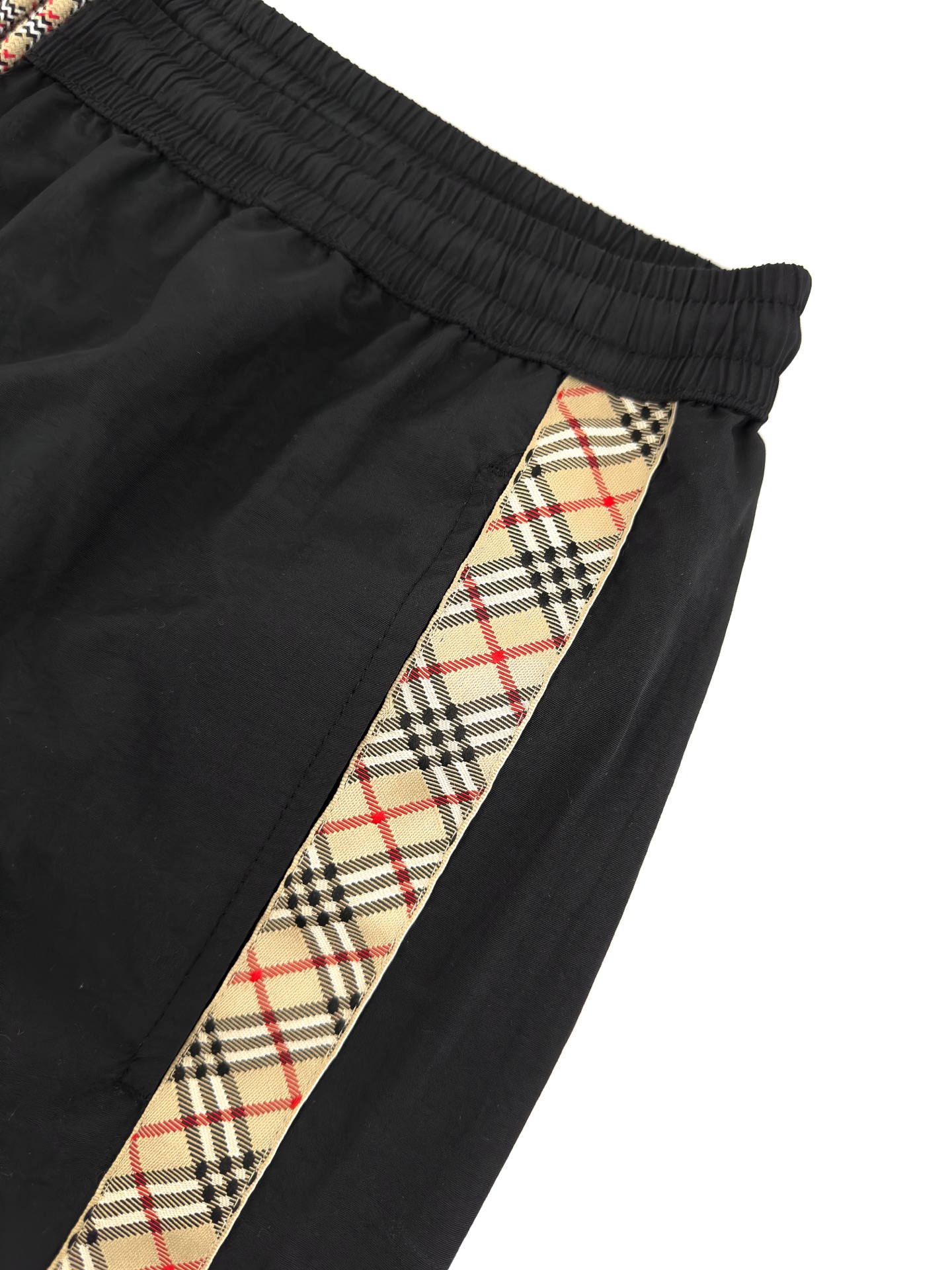 Burberry 工艺1: 采用进口机刺绣工艺 使用先进的计算机控制系统和精密的机械部件 实现Burberry马术骑士徽标工作 精度高 线条流畅而细腻
