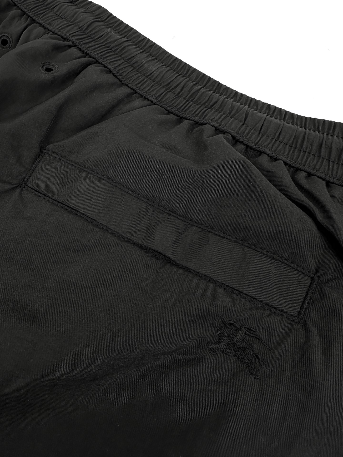 Burberry 工艺1: 采用进口机刺绣工艺 使用先进的计算机控制系统和精密的机械部件 实现Burberry马术骑士徽标工作 精度高 线条流畅而细腻