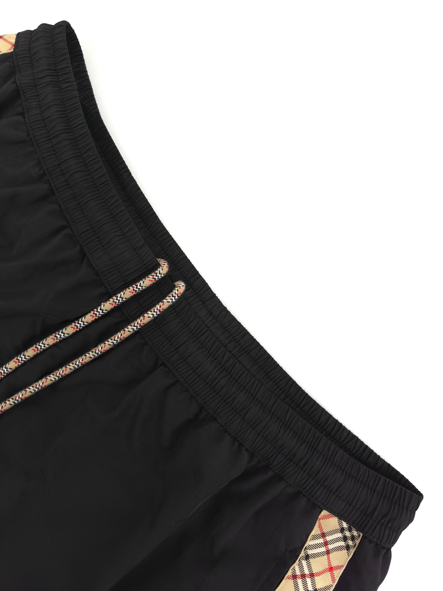 Burberry 工艺1: 采用进口机刺绣工艺 使用先进的计算机控制系统和精密的机械部件 实现Burberry马术骑士徽标工作 精度高 线条流畅而细腻
