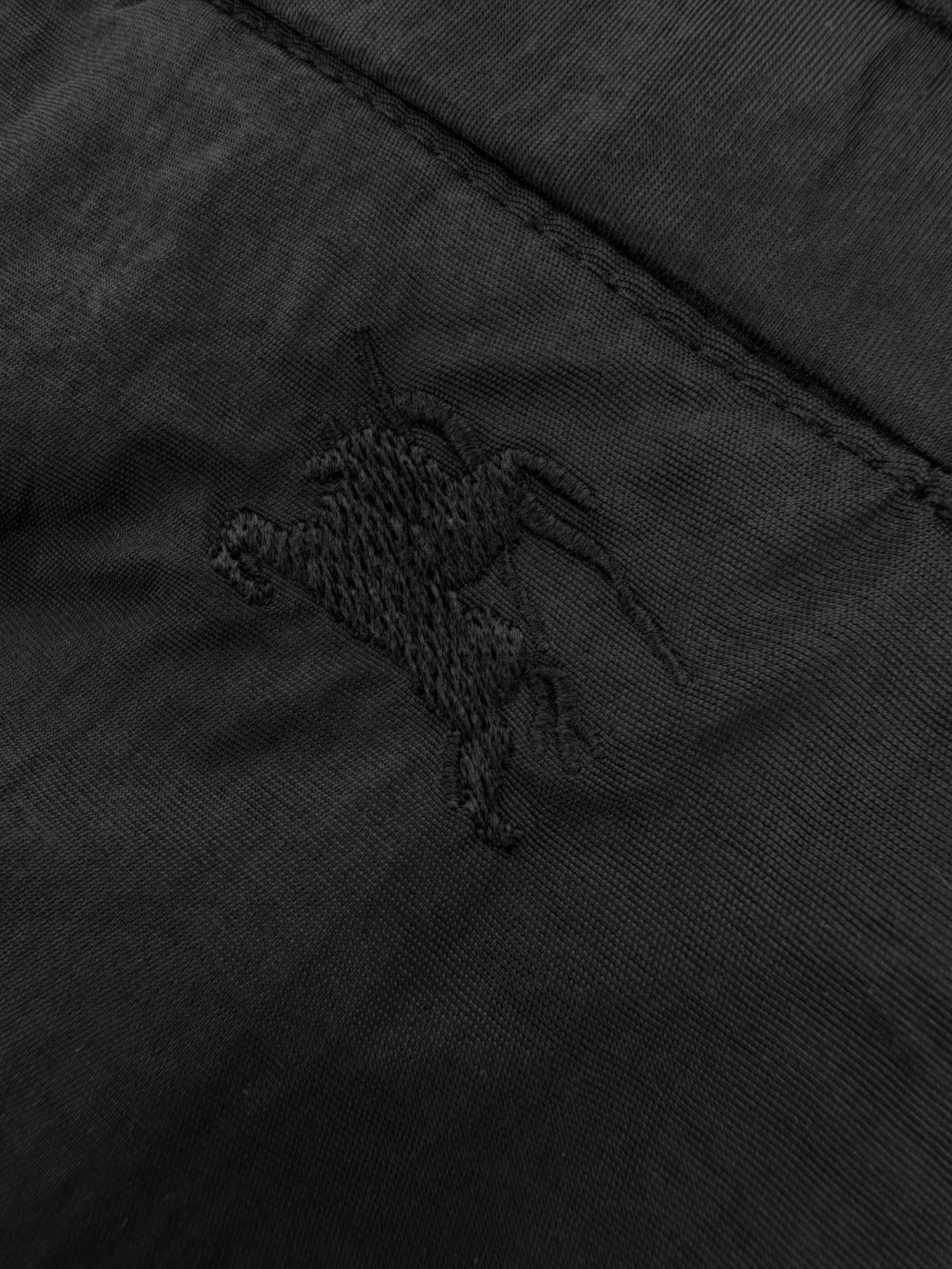 Burberry 工艺1: 采用进口机刺绣工艺 使用先进的计算机控制系统和精密的机械部件 实现Burberry马术骑士徽标工作 精度高 线条流畅而细腻