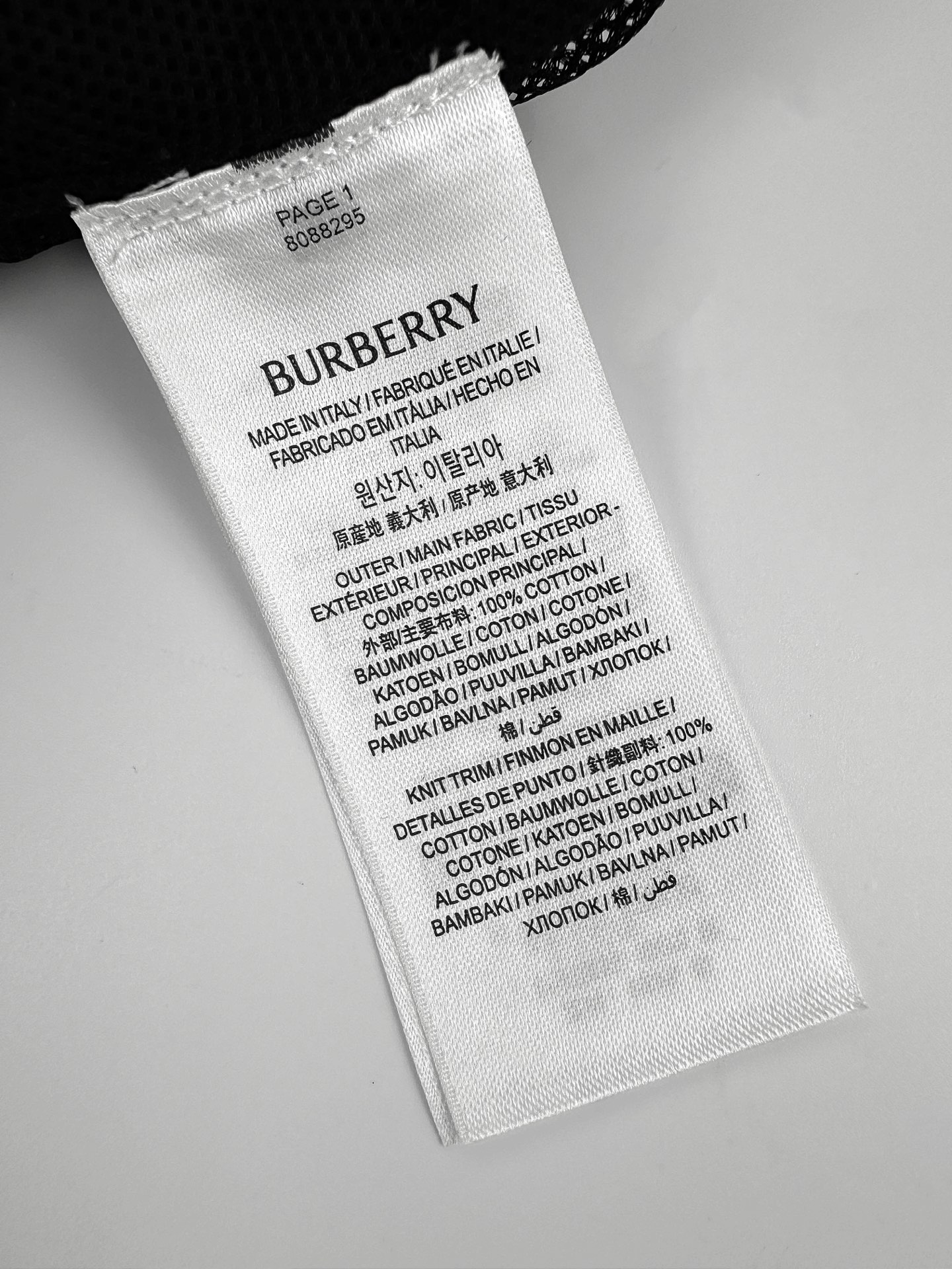 Burberry 工艺1: 采用进口机刺绣工艺 使用先进的计算机控制系统和精密的机械部件 实现Burberry马术骑士徽标工作 精度高 线条流畅而细腻