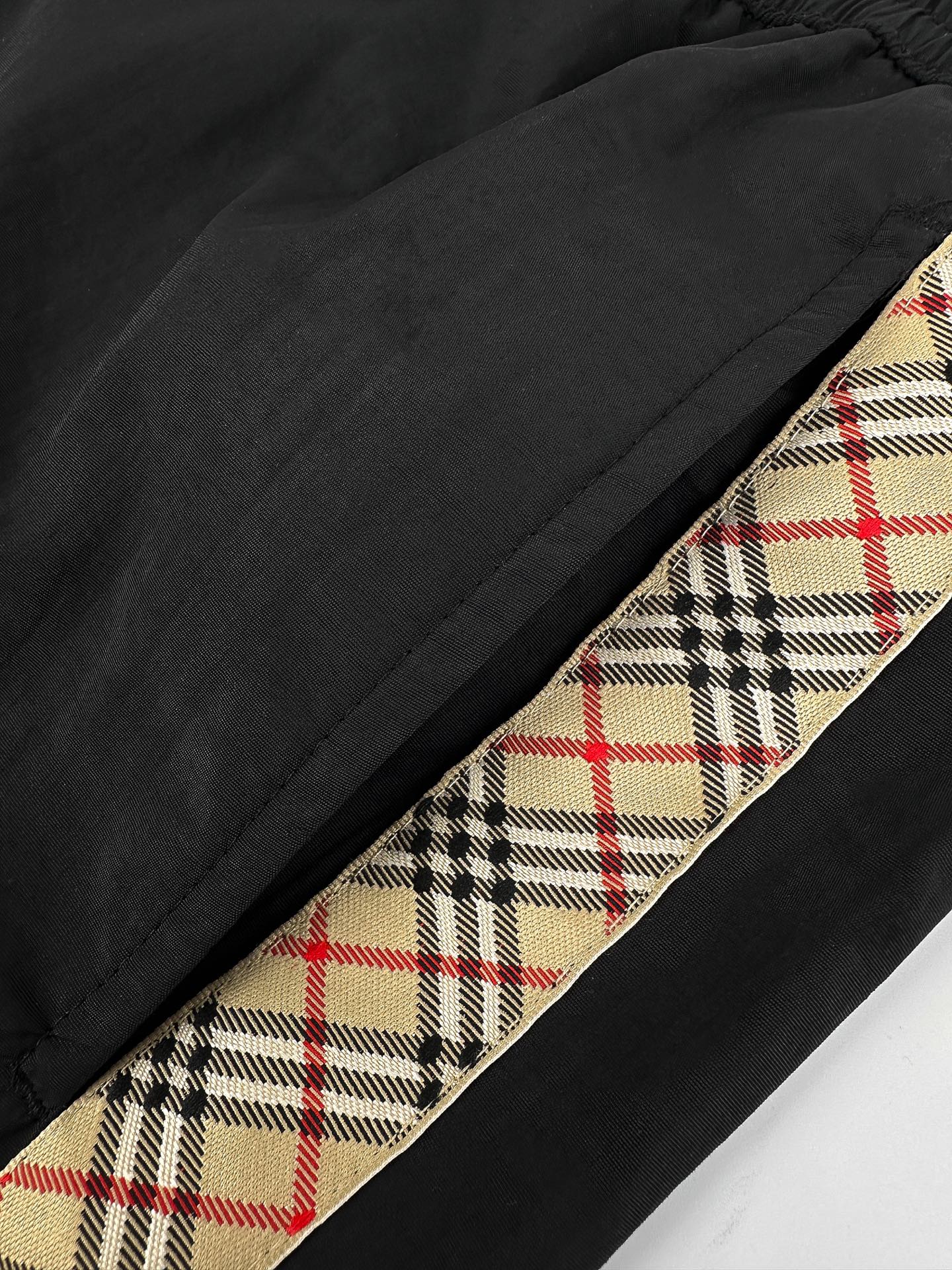 Burberry 工艺1: 采用进口机刺绣工艺 使用先进的计算机控制系统和精密的机械部件 实现Burberry马术骑士徽标工作 精度高 线条流畅而细腻