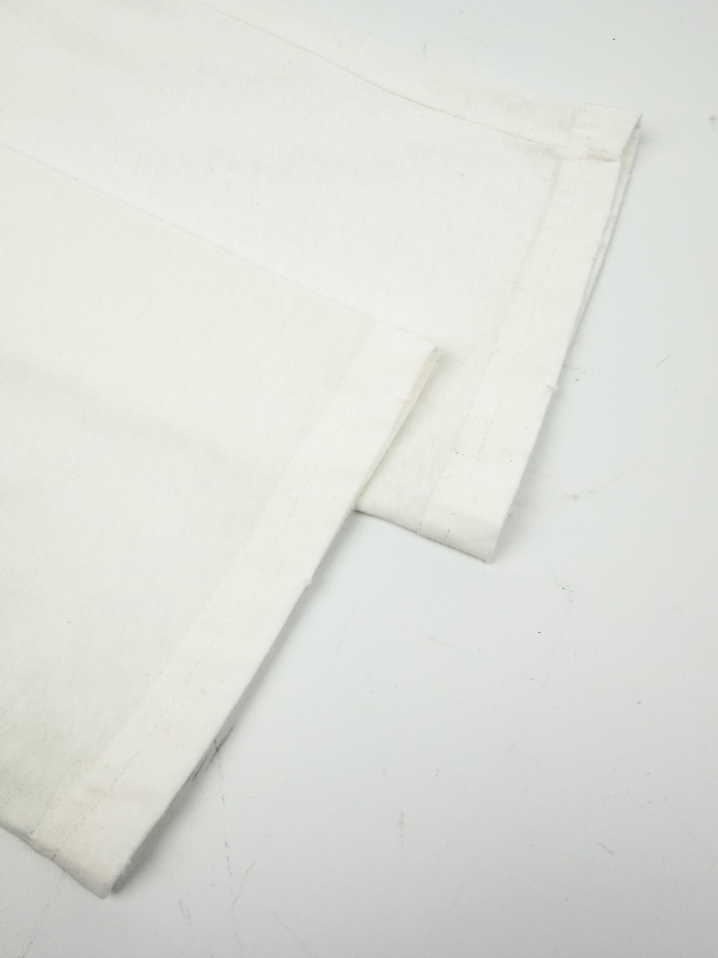 Acne Studios 定制云绒爽滑雪感棉 垂感爽滑 细腻透气 一抹奶白悄然绽放 松弛疏离 奢感自生 Acne Studios 1996徽标图案点缀于胸前 字母笔触的深浅不均 宛如岁月镌刻的印记 加以喷绘做旧的不完美感为升华 形成柔与刚的视觉碰撞 无需多言 设计自会说话 让衣服成为穿者个性的延伸