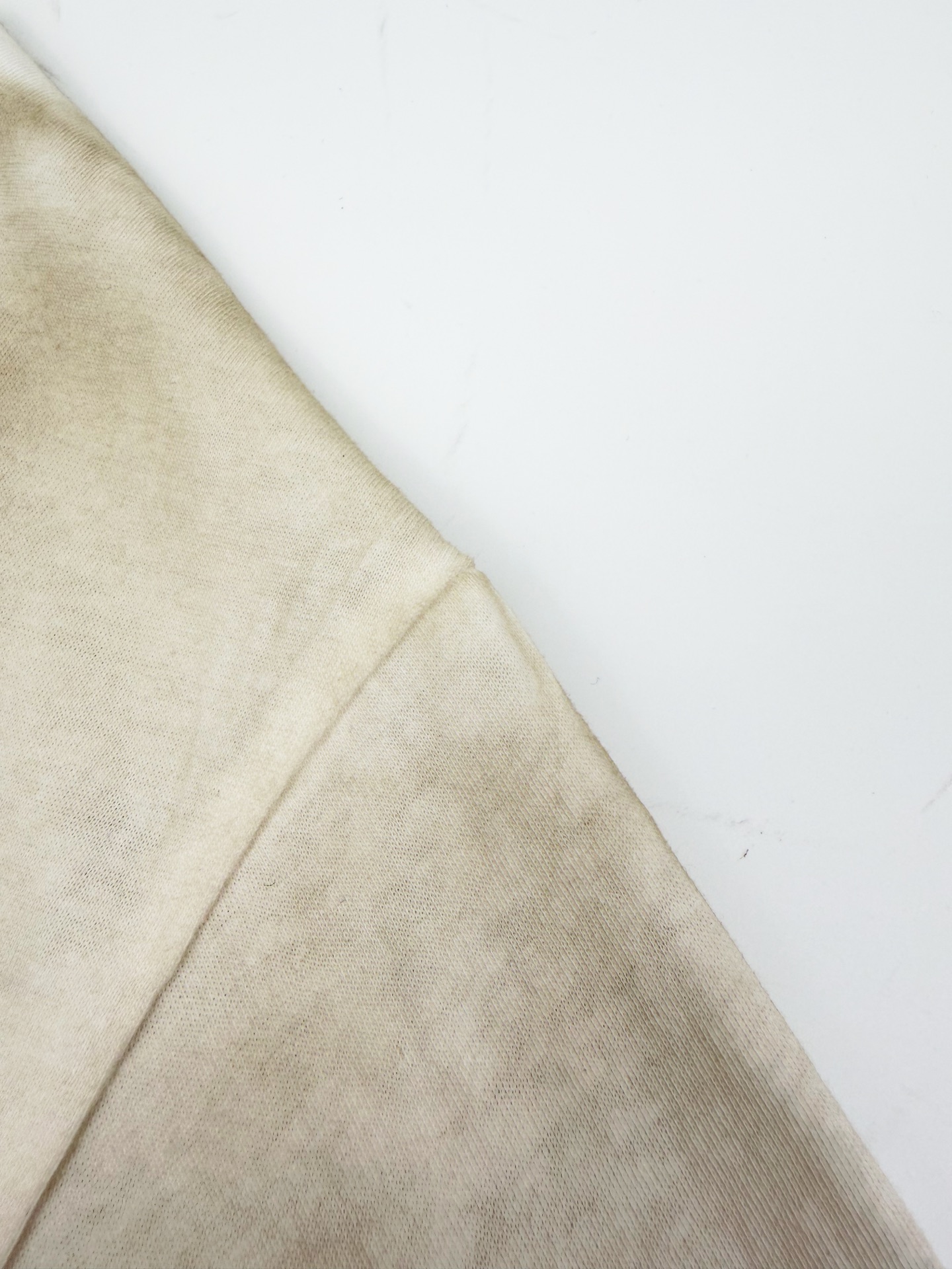 Acne Studios 定制云绒爽滑雪感棉 垂感爽滑 细腻透气 一抹奶白悄然绽放 松弛疏离 奢感自生 Acne Studios 1996徽标图案点缀于胸前 字母笔触的深浅不均 宛如岁月镌刻的印记 加以喷绘做旧的不完美感为升华 形成柔与刚的视觉碰撞 无需多言 设计自会说话 让衣服成为穿者个性的延伸