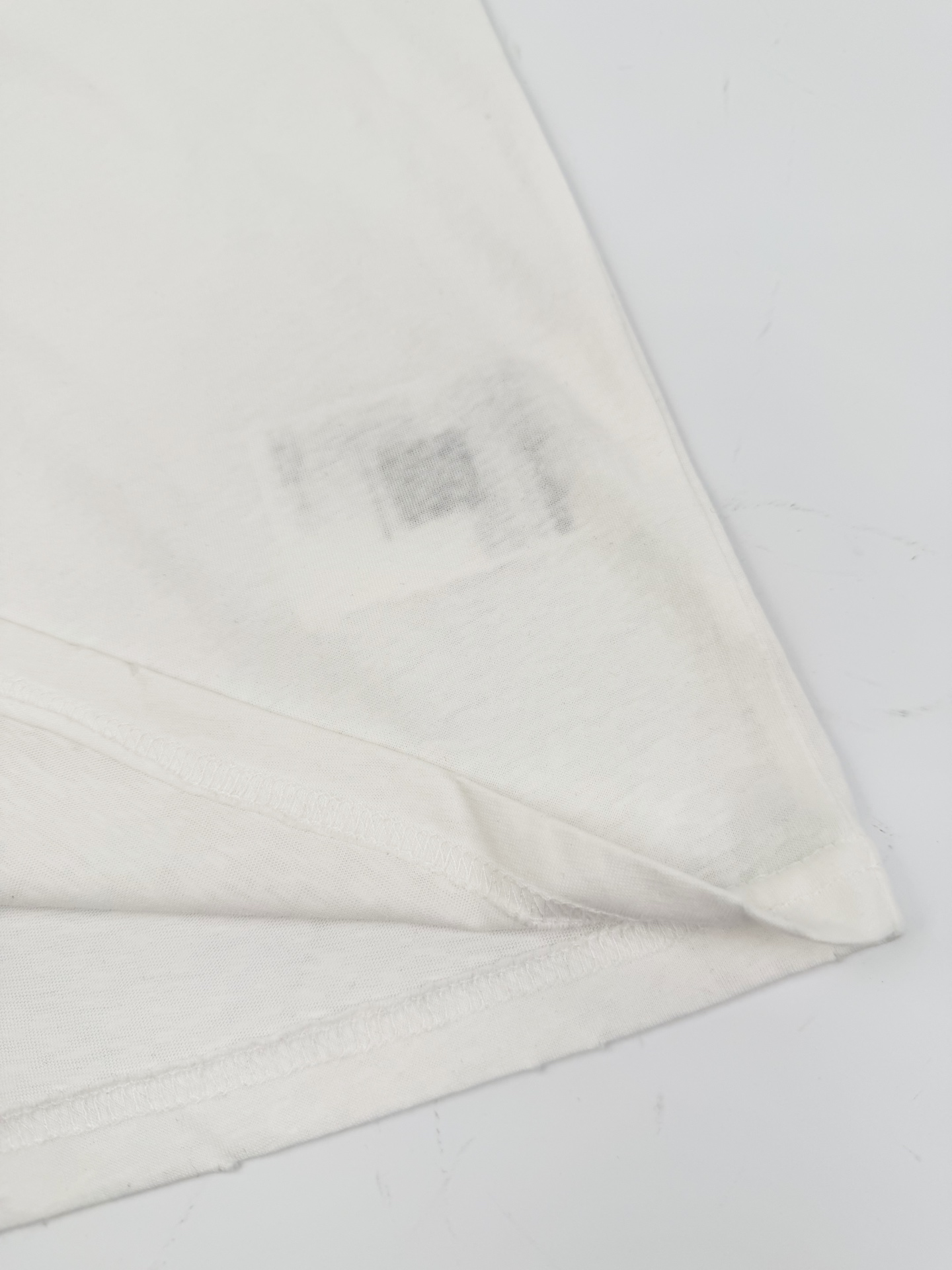 Acne Studios 定制云绒爽滑雪感棉 垂感爽滑 细腻透气 一抹奶白悄然绽放 松弛疏离 奢感自生 Acne Studios 1996徽标图案点缀于胸前 字母笔触的深浅不均 宛如岁月镌刻的印记 加以喷绘做旧的不完美感为升华 形成柔与刚的视觉碰撞 无需多言 设计自会说话 让衣服成为穿者个性的延伸