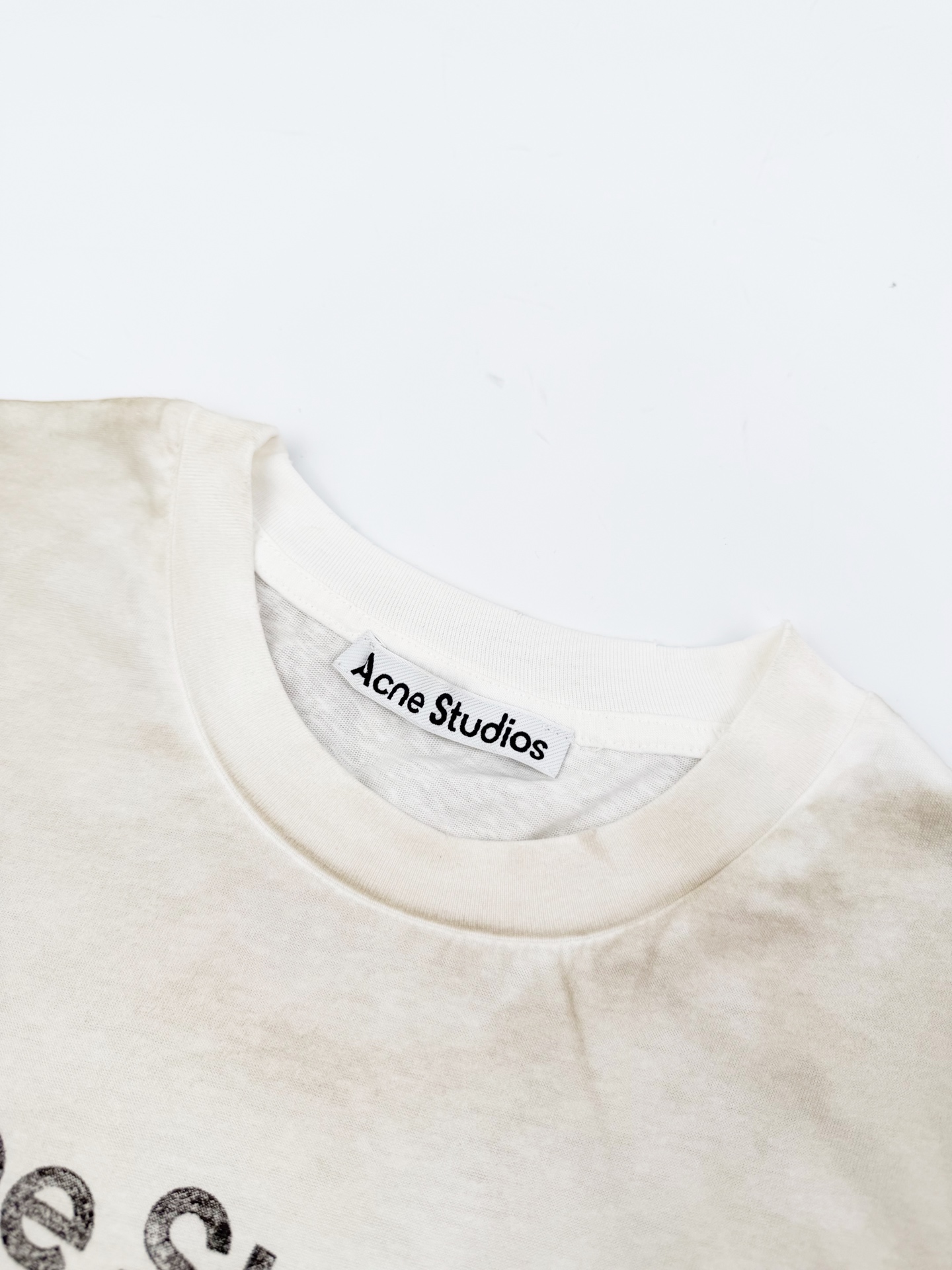 Acne Studios 定制云绒爽滑雪感棉 垂感爽滑 细腻透气 一抹奶白悄然绽放 松弛疏离 奢感自生 Acne Studios 1996徽标图案点缀于胸前 字母笔触的深浅不均 宛如岁月镌刻的印记 加以喷绘做旧的不完美感为升华 形成柔与刚的视觉碰撞 无需多言 设计自会说话 让衣服成为穿者个性的延伸
