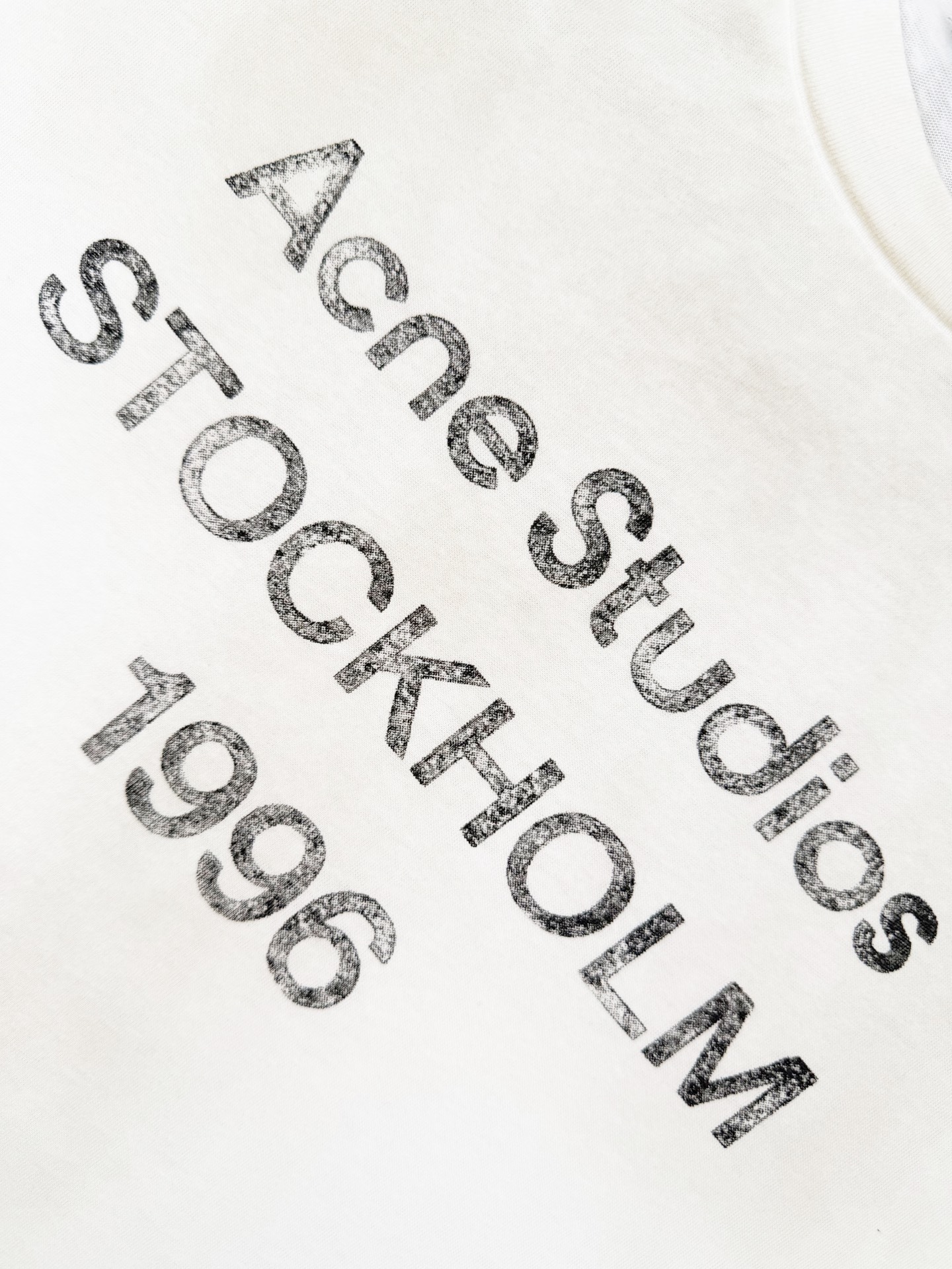 Acne Studios 定制云绒爽滑雪感棉 垂感爽滑 细腻透气 一抹奶白悄然绽放 松弛疏离 奢感自生 Acne Studios 1996徽标图案点缀于胸前 字母笔触的深浅不均 宛如岁月镌刻的印记 加以喷绘做旧的不完美感为升华 形成柔与刚的视觉碰撞 无需多言 设计自会说话 让衣服成为穿者个性的延伸