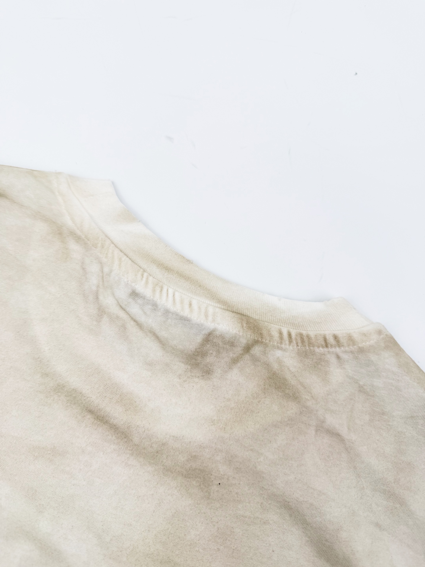 Acne Studios 定制云绒爽滑雪感棉 垂感爽滑 细腻透气 一抹奶白悄然绽放 松弛疏离 奢感自生 Acne Studios 1996徽标图案点缀于胸前 字母笔触的深浅不均 宛如岁月镌刻的印记 加以喷绘做旧的不完美感为升华 形成柔与刚的视觉碰撞 无需多言 设计自会说话 让衣服成为穿者个性的延伸