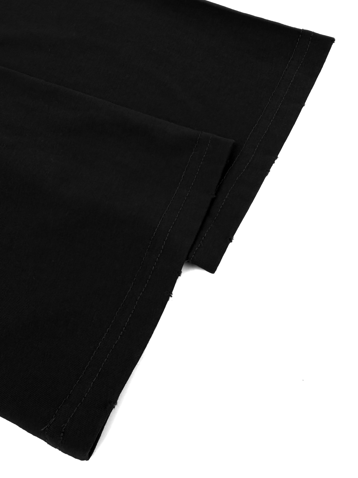 Acne Studios 定制云绒爽滑雪感棉 垂感爽滑 细腻透气 一抹曜石黑悄然绽放 松弛疏离 奢感自生 Acne Studios 1996徽标图案点缀于胸前 字母笔触的深浅不均 宛如岁月镌刻的印记 加以喷绘做旧的不完美感为升华 形成柔与刚的视觉碰撞 无需多言 设计自会说话 让衣服成为穿者个性的延伸