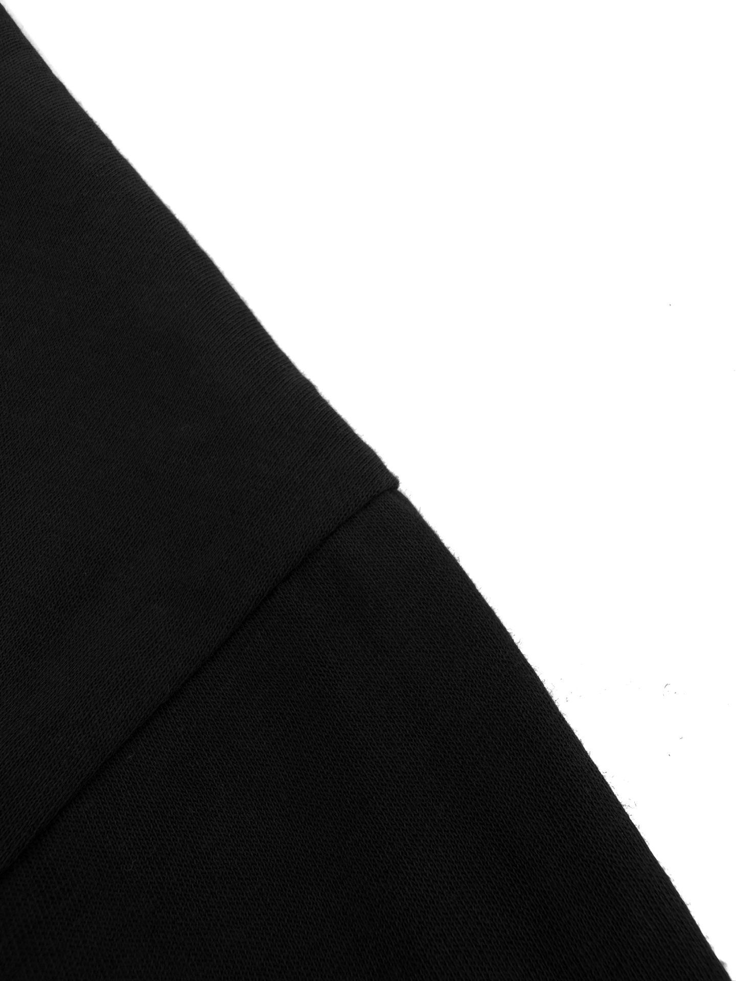 Acne Studios 定制云绒爽滑雪感棉 垂感爽滑 细腻透气 一抹曜石黑悄然绽放 松弛疏离 奢感自生 Acne Studios 1996徽标图案点缀于胸前 字母笔触的深浅不均 宛如岁月镌刻的印记 加以喷绘做旧的不完美感为升华 形成柔与刚的视觉碰撞 无需多言 设计自会说话 让衣服成为穿者个性的延伸