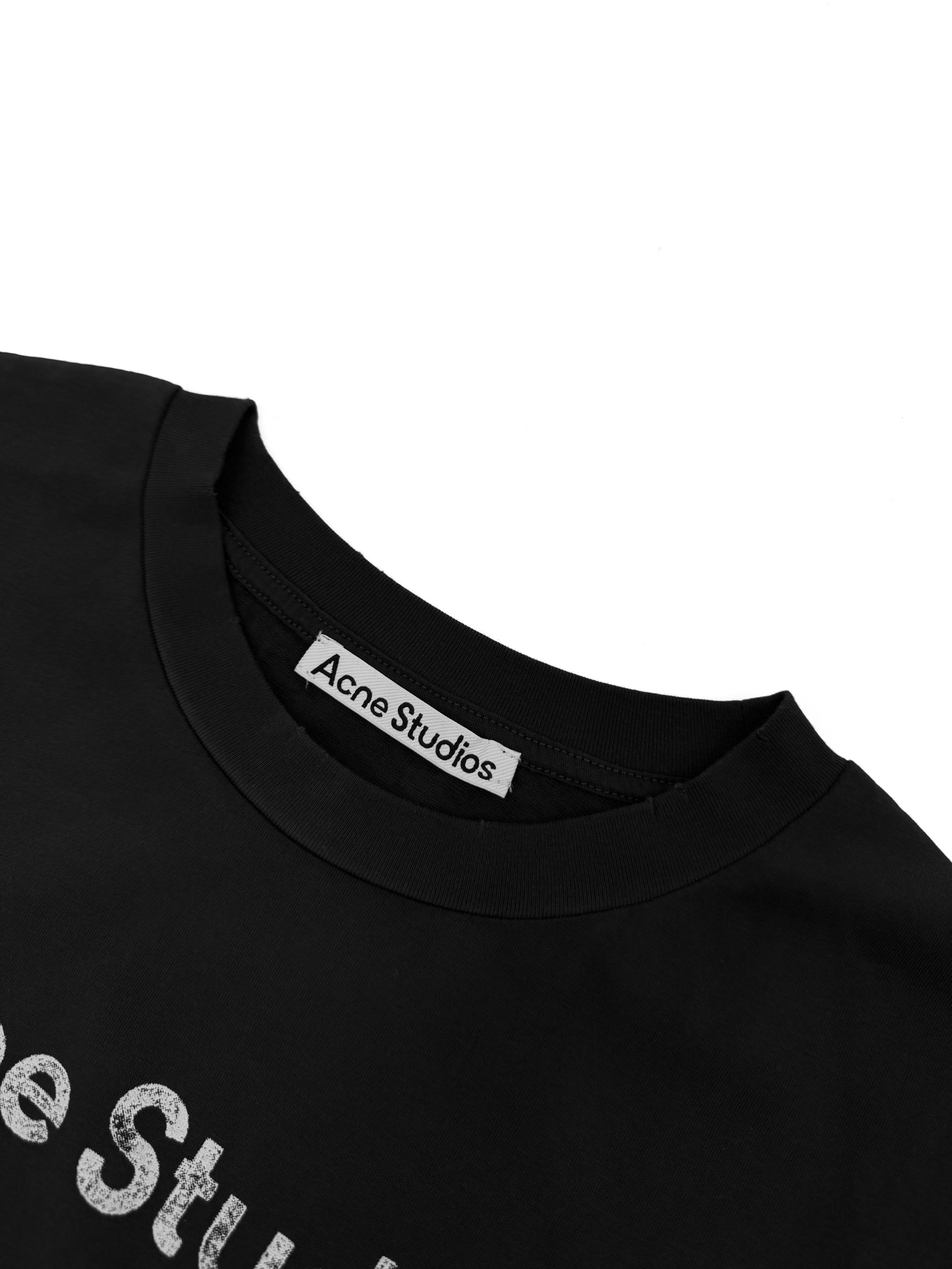 Acne Studios 定制云绒爽滑雪感棉 垂感爽滑 细腻透气 一抹曜石黑悄然绽放 松弛疏离 奢感自生 Acne Studios 1996徽标图案点缀于胸前 字母笔触的深浅不均 宛如岁月镌刻的印记 加以喷绘做旧的不完美感为升华 形成柔与刚的视觉碰撞 无需多言 设计自会说话 让衣服成为穿者个性的延伸