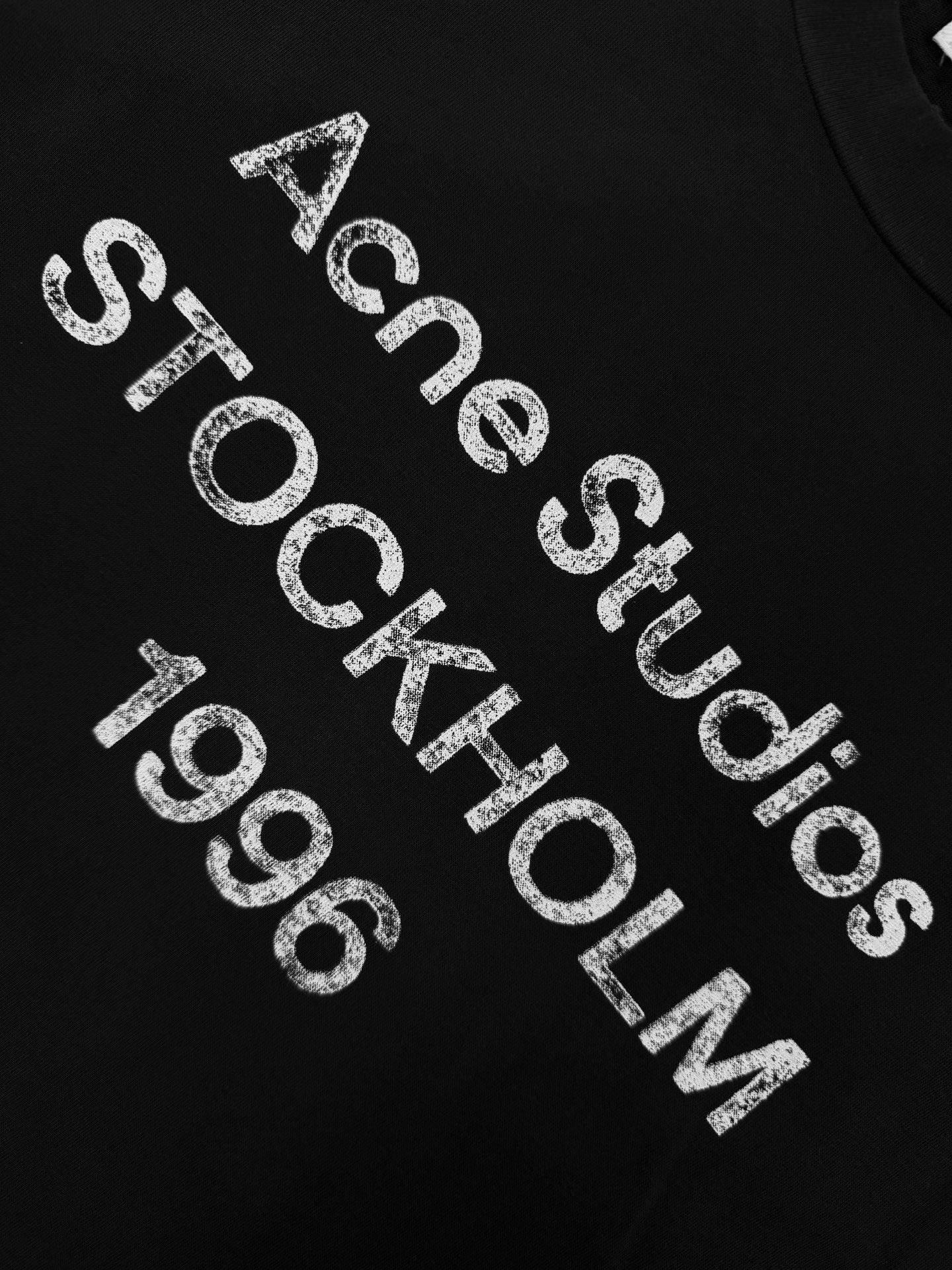Acne Studios 定制云绒爽滑雪感棉 垂感爽滑 细腻透气 一抹曜石黑悄然绽放 松弛疏离 奢感自生 Acne Studios 1996徽标图案点缀于胸前 字母笔触的深浅不均 宛如岁月镌刻的印记 加以喷绘做旧的不完美感为升华 形成柔与刚的视觉碰撞 无需多言 设计自会说话 让衣服成为穿者个性的延伸