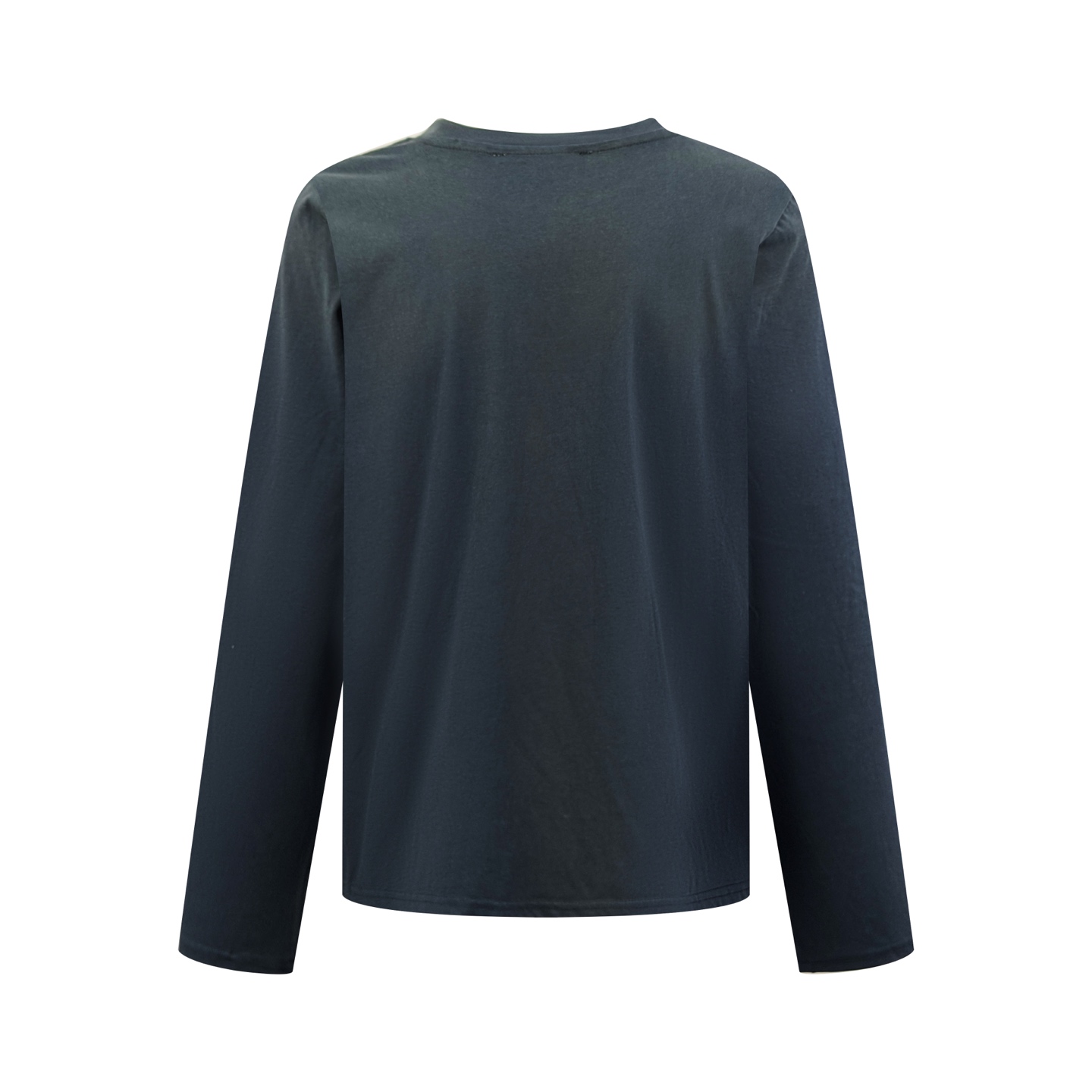 Acne Studios 定制云绒爽滑雪感棉 垂感爽滑 细腻透气 一抹静谧雾蓝悄然绽放 松弛疏离 奢感自生 Acne Studios 1996徽标图案点缀于胸前 字母笔触的深浅不均 宛如岁月镌刻的印记 加以喷绘做旧的不完美感为升华 形成柔与刚的视觉碰撞 无需多言 设计自会说话 让衣服成为穿者个性的延伸