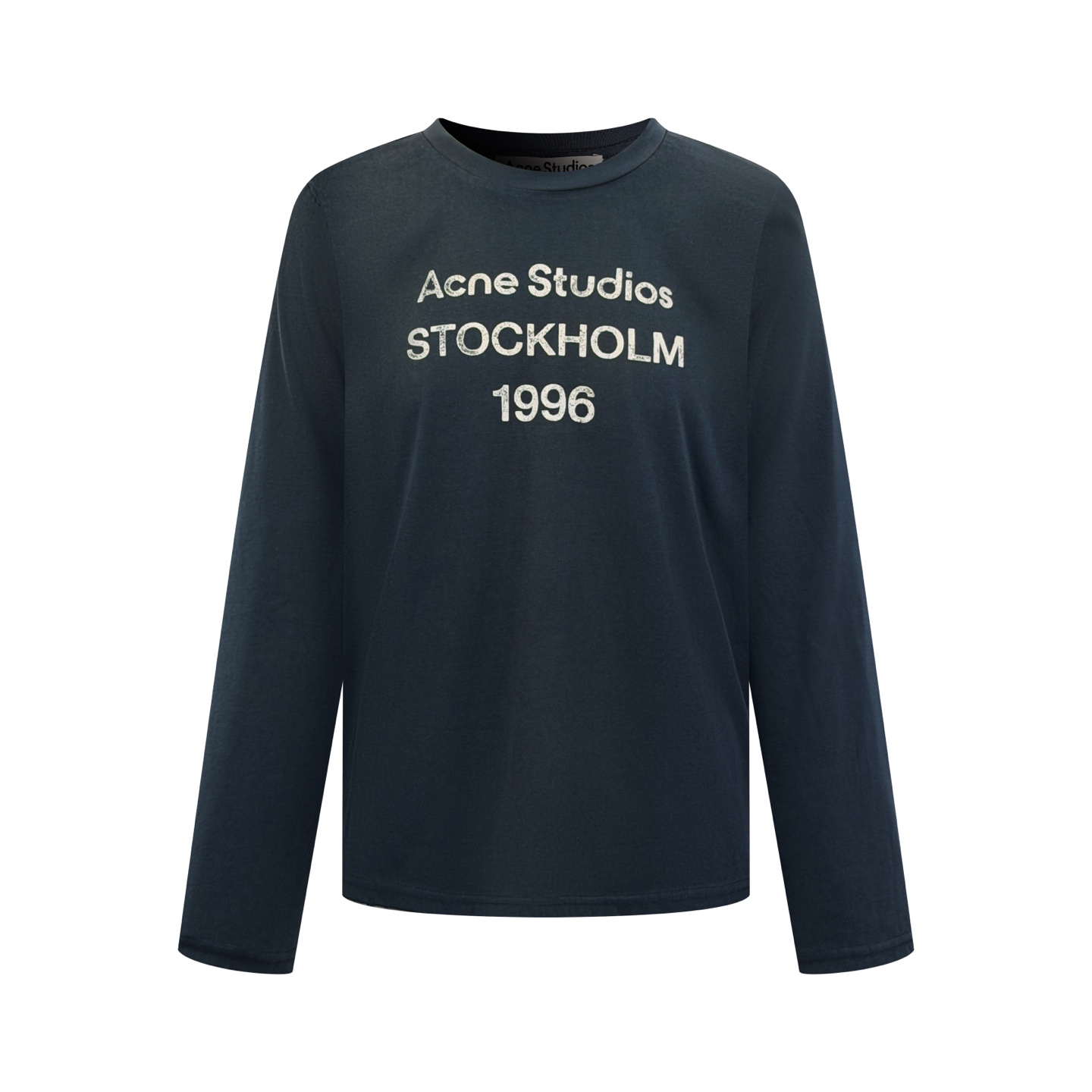 Acne Studios 定制云绒爽滑雪感棉 垂感爽滑 细腻透气 一抹静谧雾蓝悄然绽放 松弛疏离 奢感自生 Acne Studios 1996徽标图案点缀于胸前 字母笔触的深浅不均 宛如岁月镌刻的印记 加以喷绘做旧的不完美感为升华 形成柔与刚的视觉碰撞 无需多言 设计自会说话 让衣服成为穿者个性的延伸