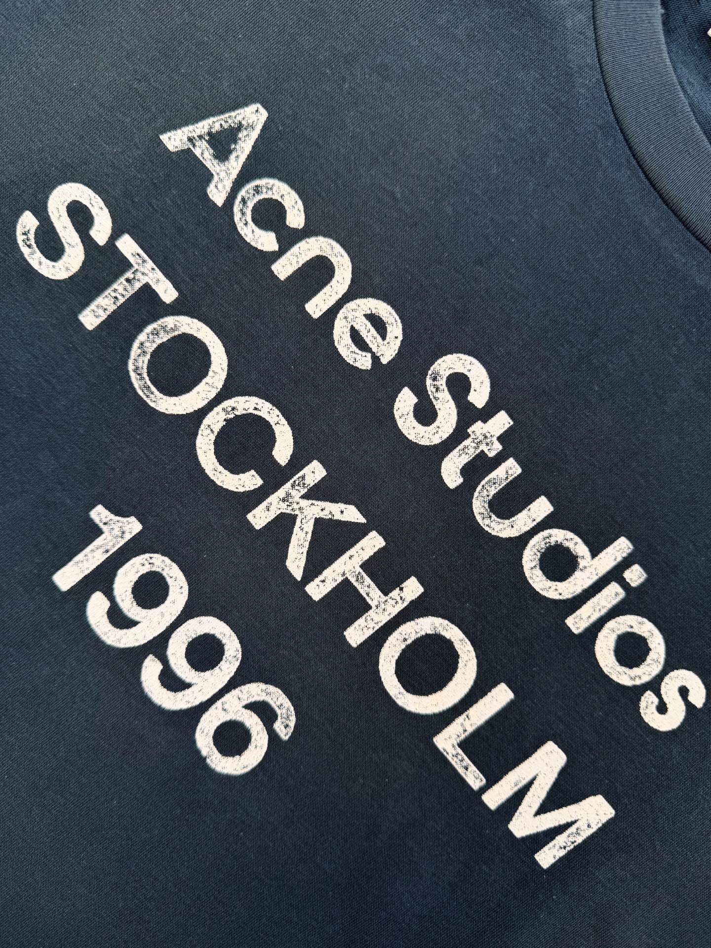 Acne Studios 定制云绒爽滑雪感棉 垂感爽滑 细腻透气 一抹静谧雾蓝悄然绽放 松弛疏离 奢感自生 Acne Studios 1996徽标图案点缀于胸前 字母笔触的深浅不均 宛如岁月镌刻的印记 加以喷绘做旧的不完美感为升华 形成柔与刚的视觉碰撞 无需多言 设计自会说话 让衣服成为穿者个性的延伸